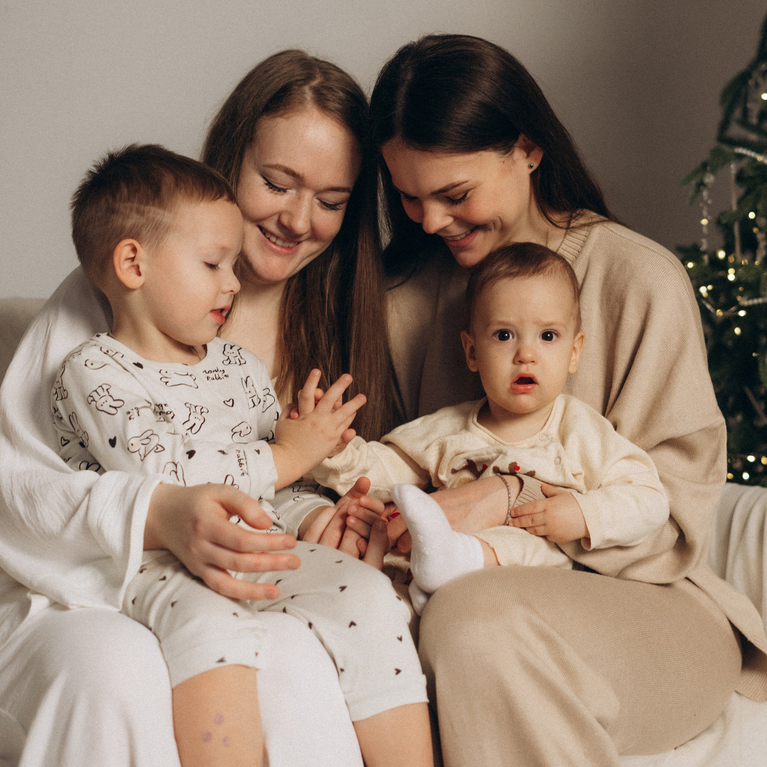 Новогодняя фотосессия двух подруг с детьми