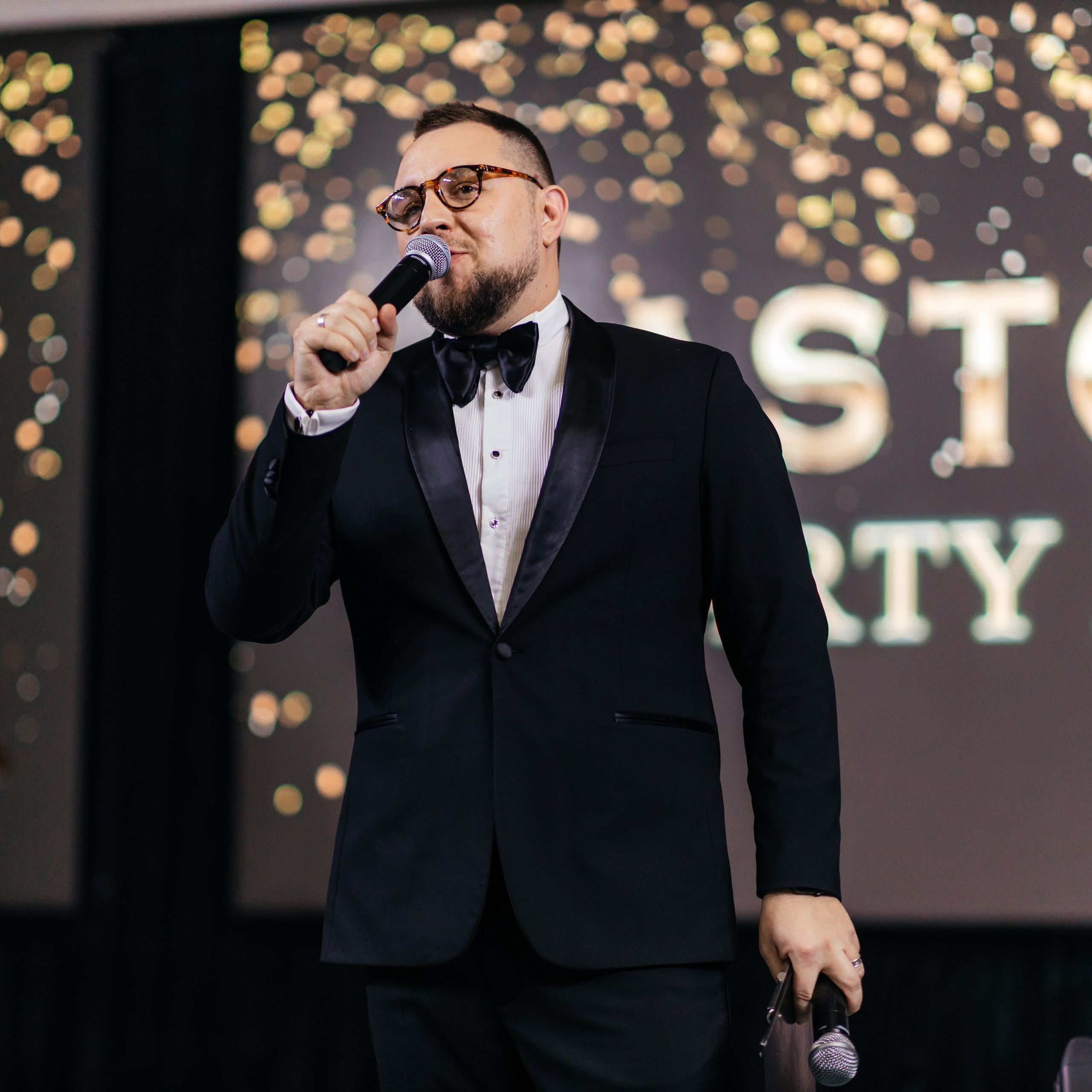 Ведущий на празднике