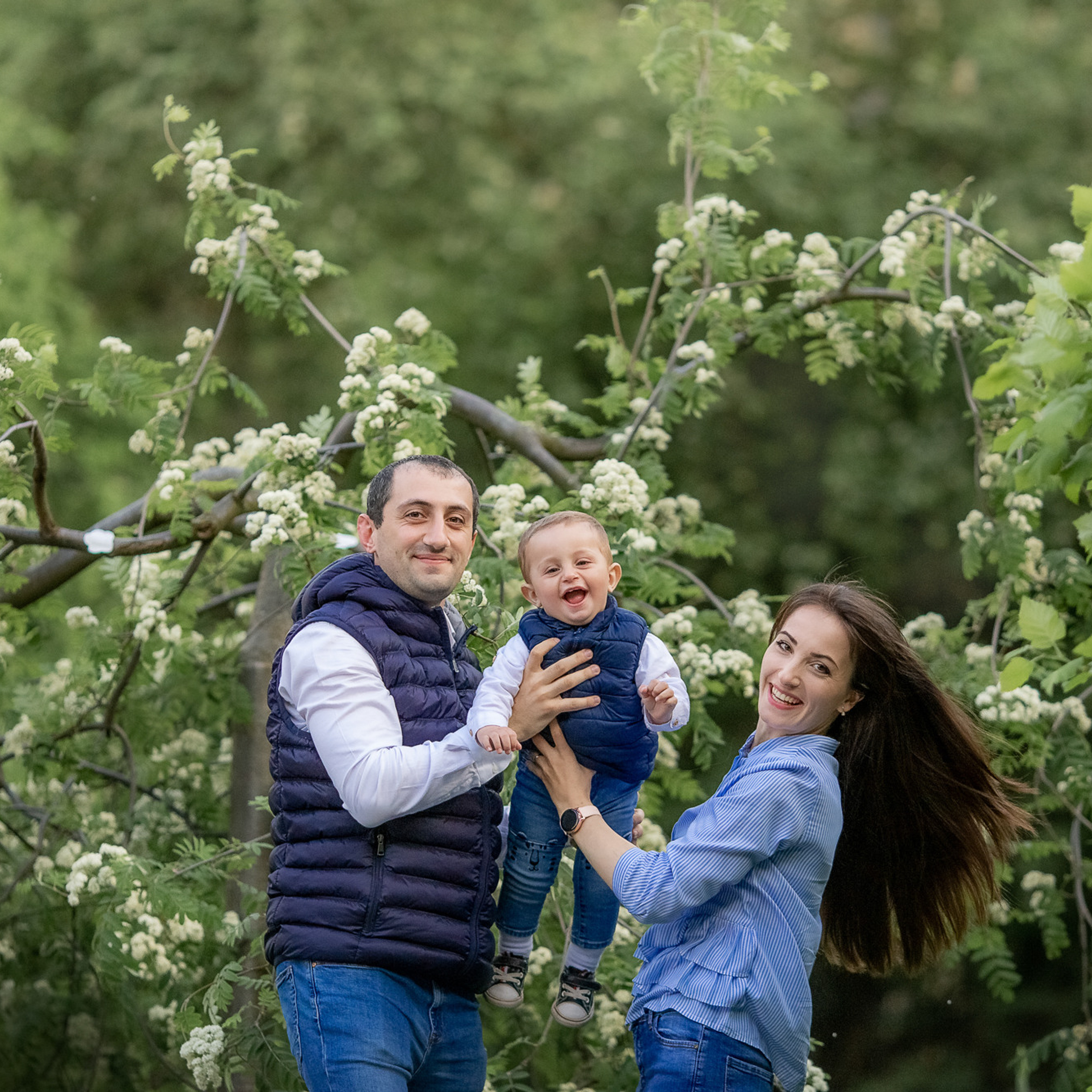 Семейная фотопрогулка в цветущем парке возле МГУ