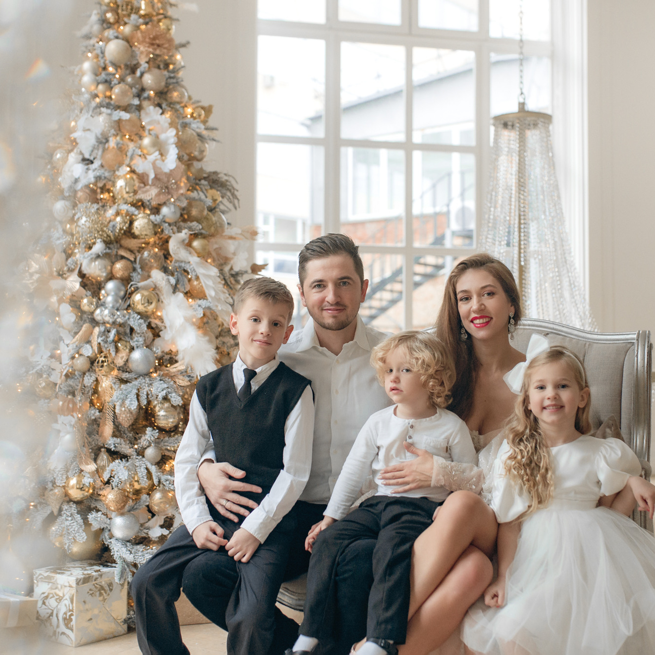 Новогодняя фотосессия для семьи Евгении в Famous Studios, зал Ника
