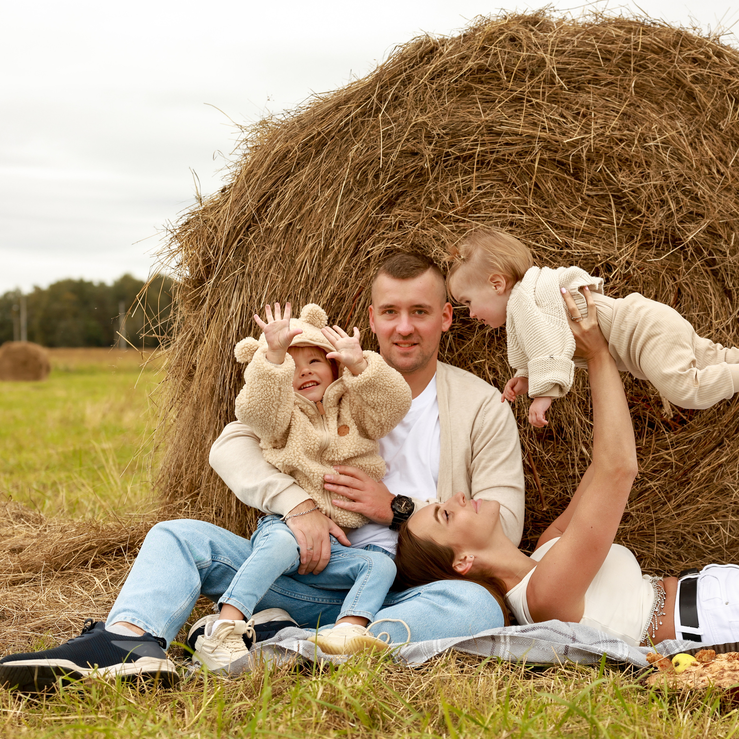 Стога и водоем