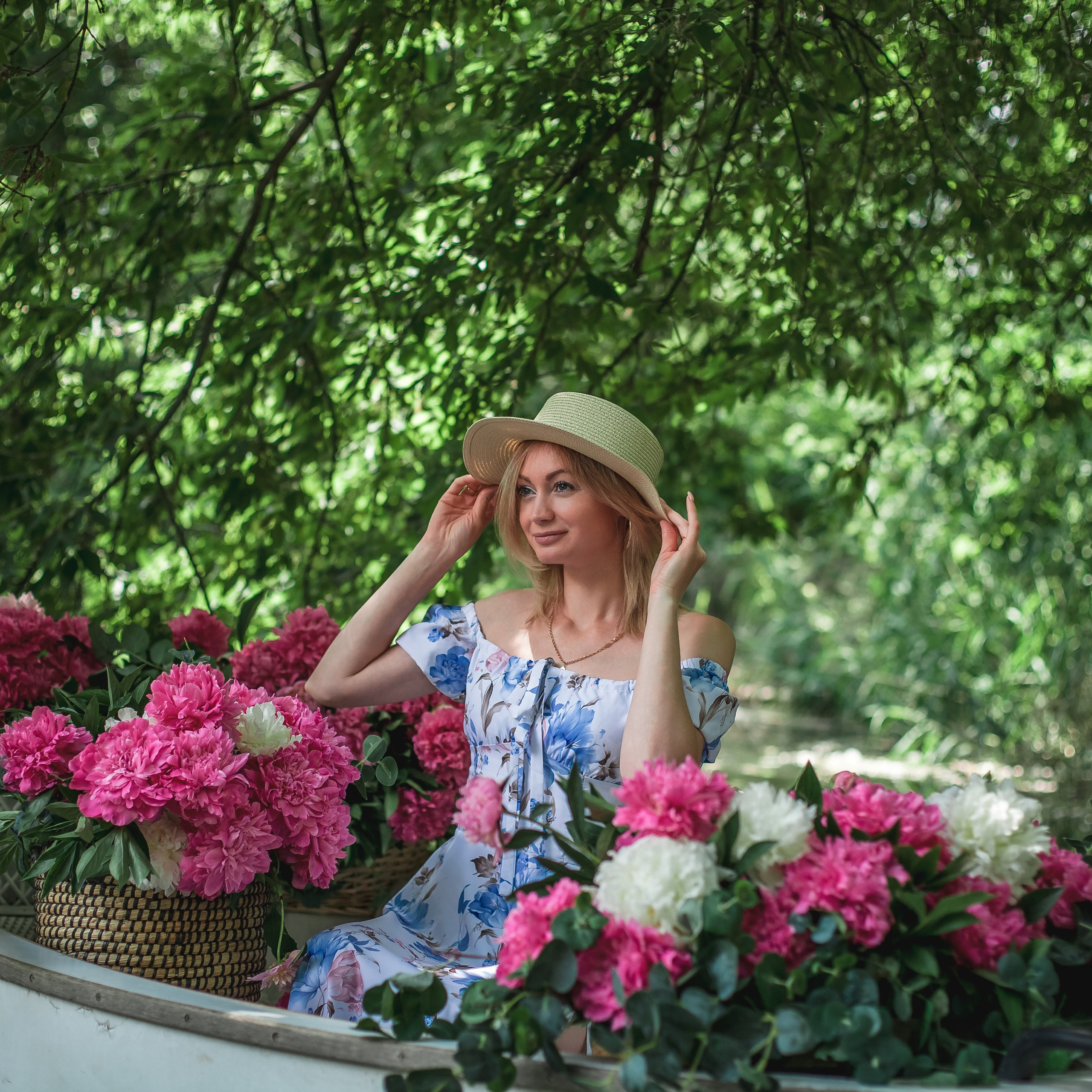 Екатерина и Вика в лодке с пионами