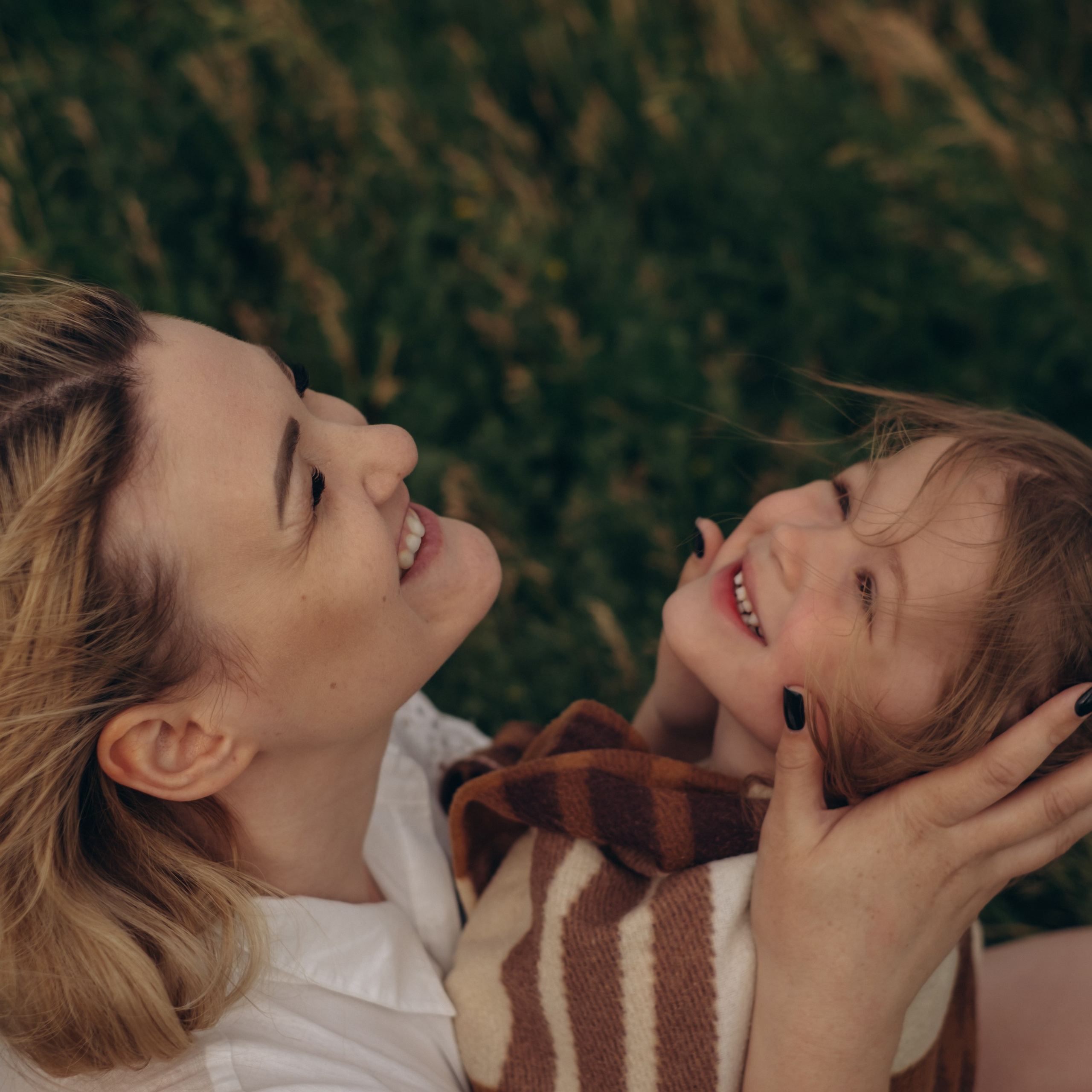 Прогулочная у моря. Мама и дочь.