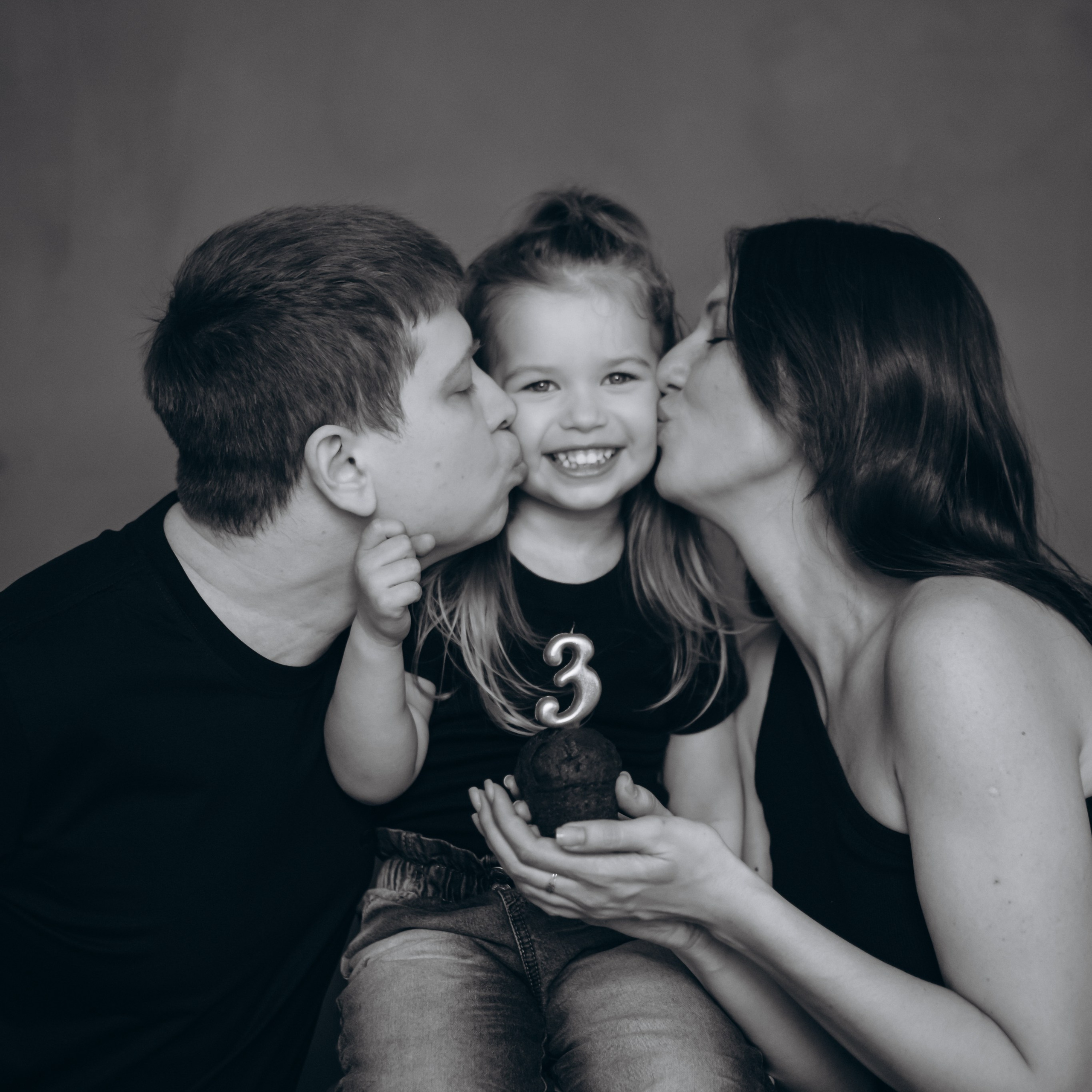 Фотосессия «День рождения» в минималистичной студии