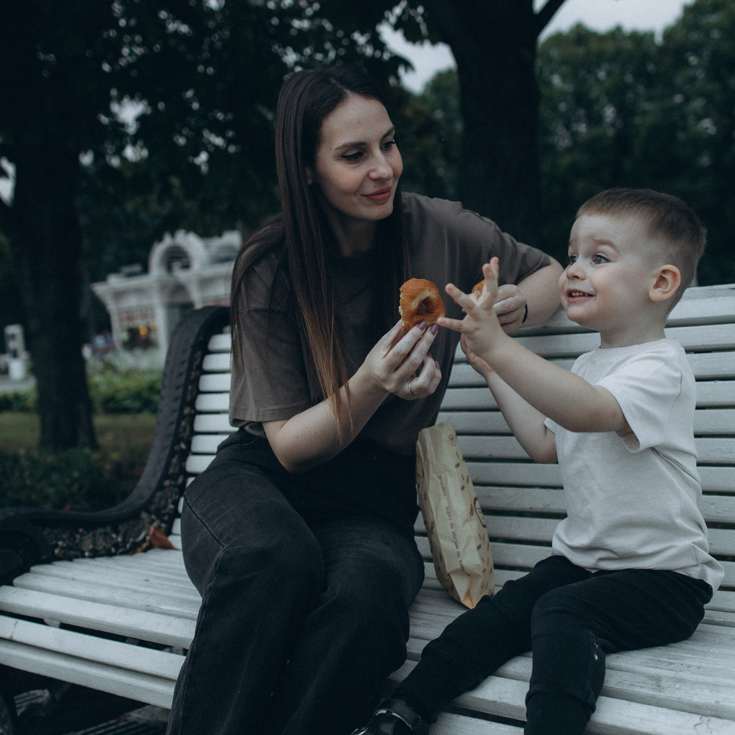 Мама и сын. Осенняя прогулка