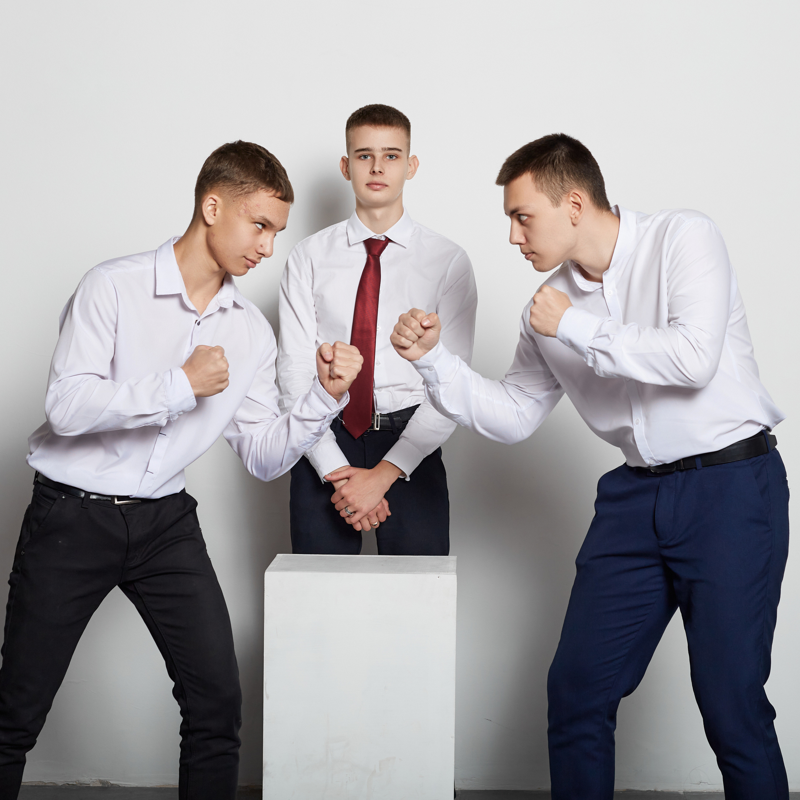 Студийный портрет на белом фоне