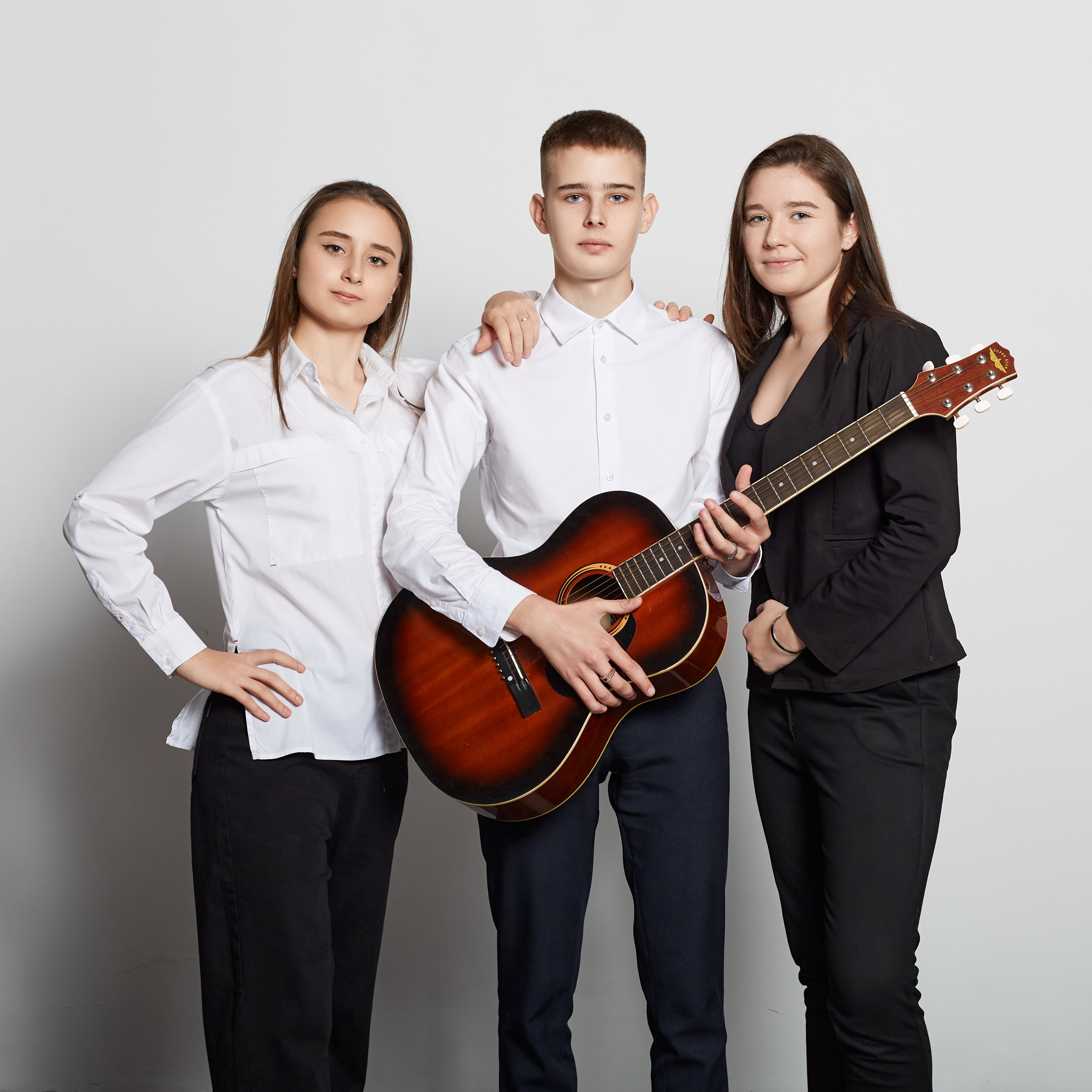 Фото с гитарой для выпускного альбома.