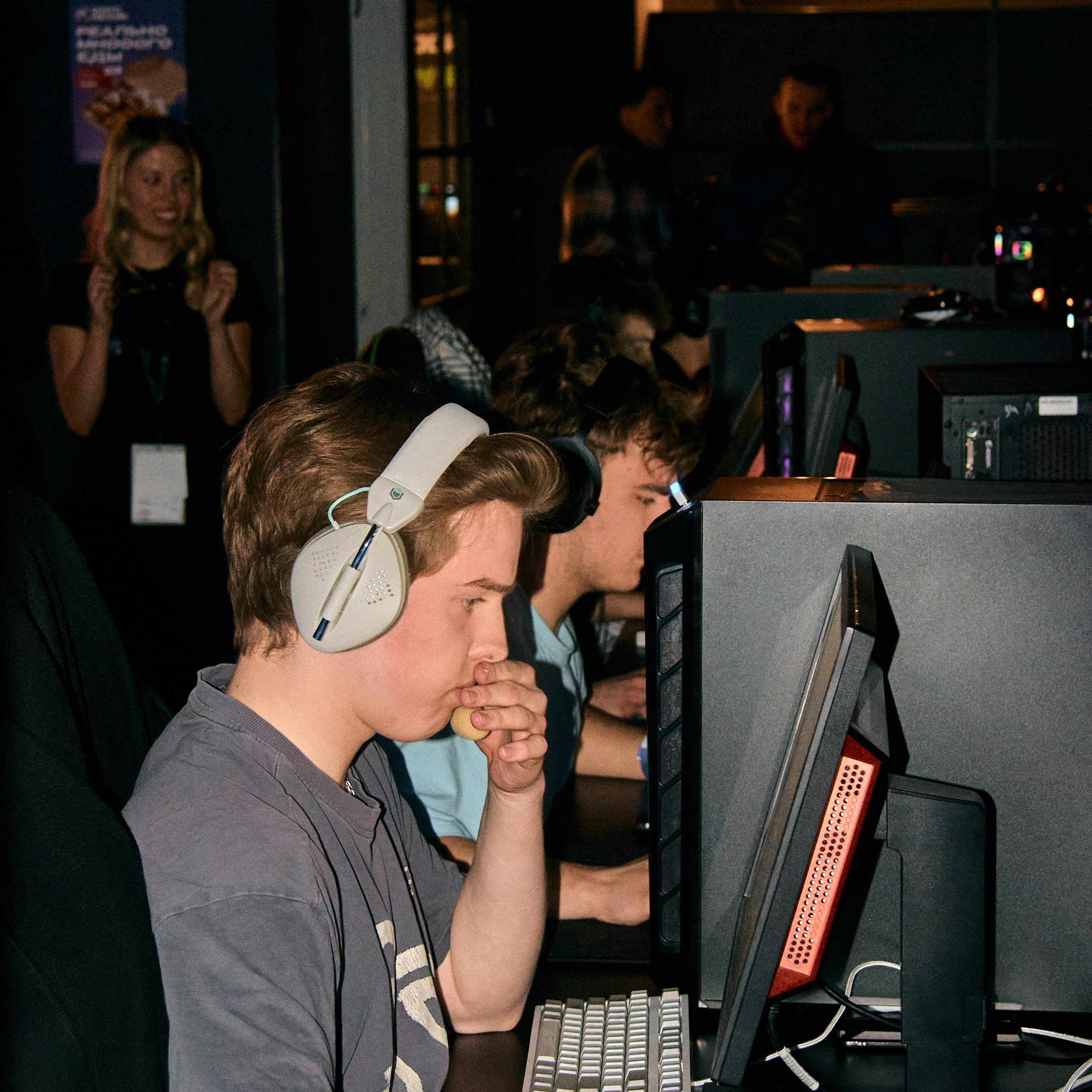 Financial Cybersport League. Дизайнер, студийный и репортажный фотограф в Москве Мария Кузнецова