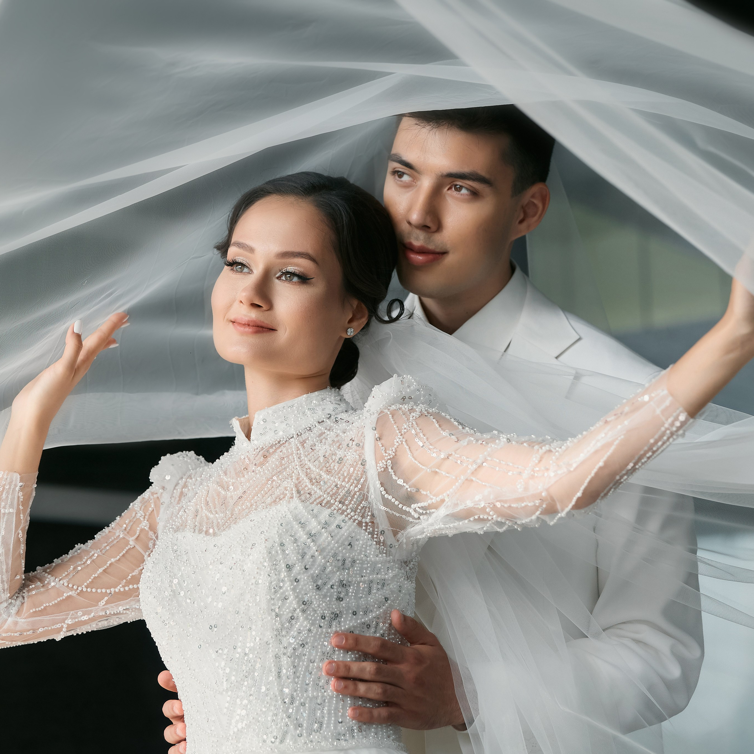 Аяз и Аделя. Свадебная фотосессия душевной пары в белых одеяниях на белых одеялах…