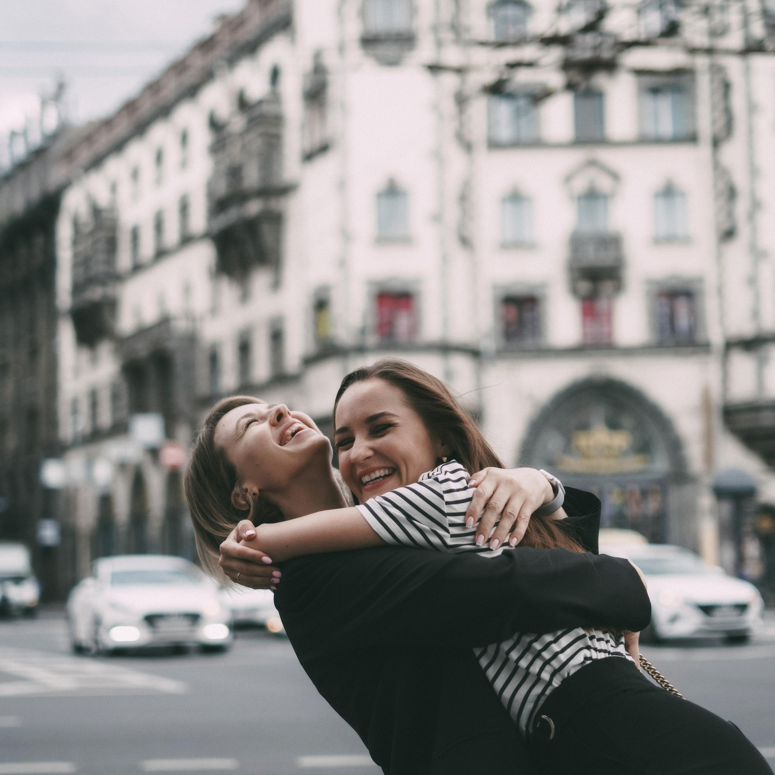 Фотосессия подруг в городе в СПб / Прогулка