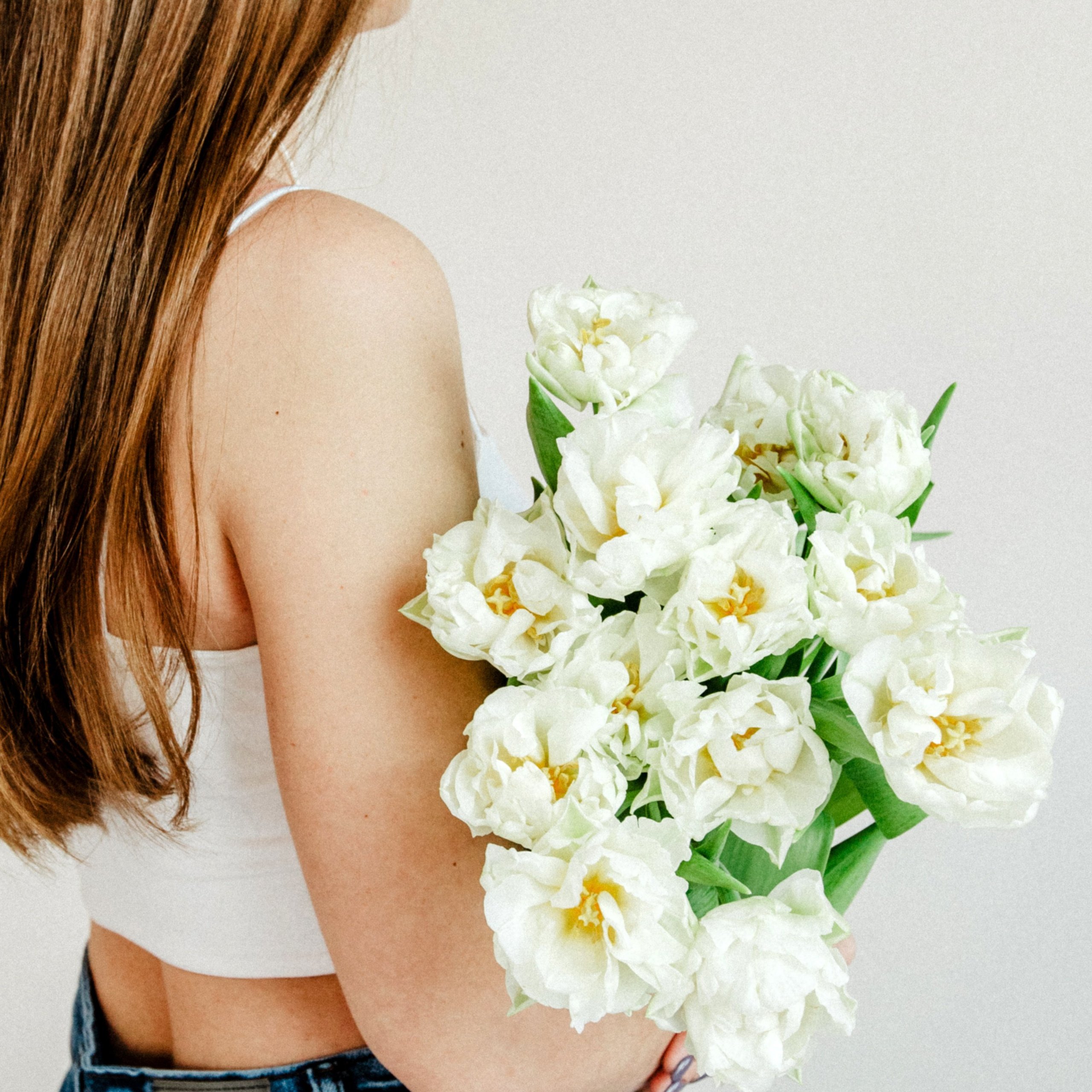 Алена в тюльпанах