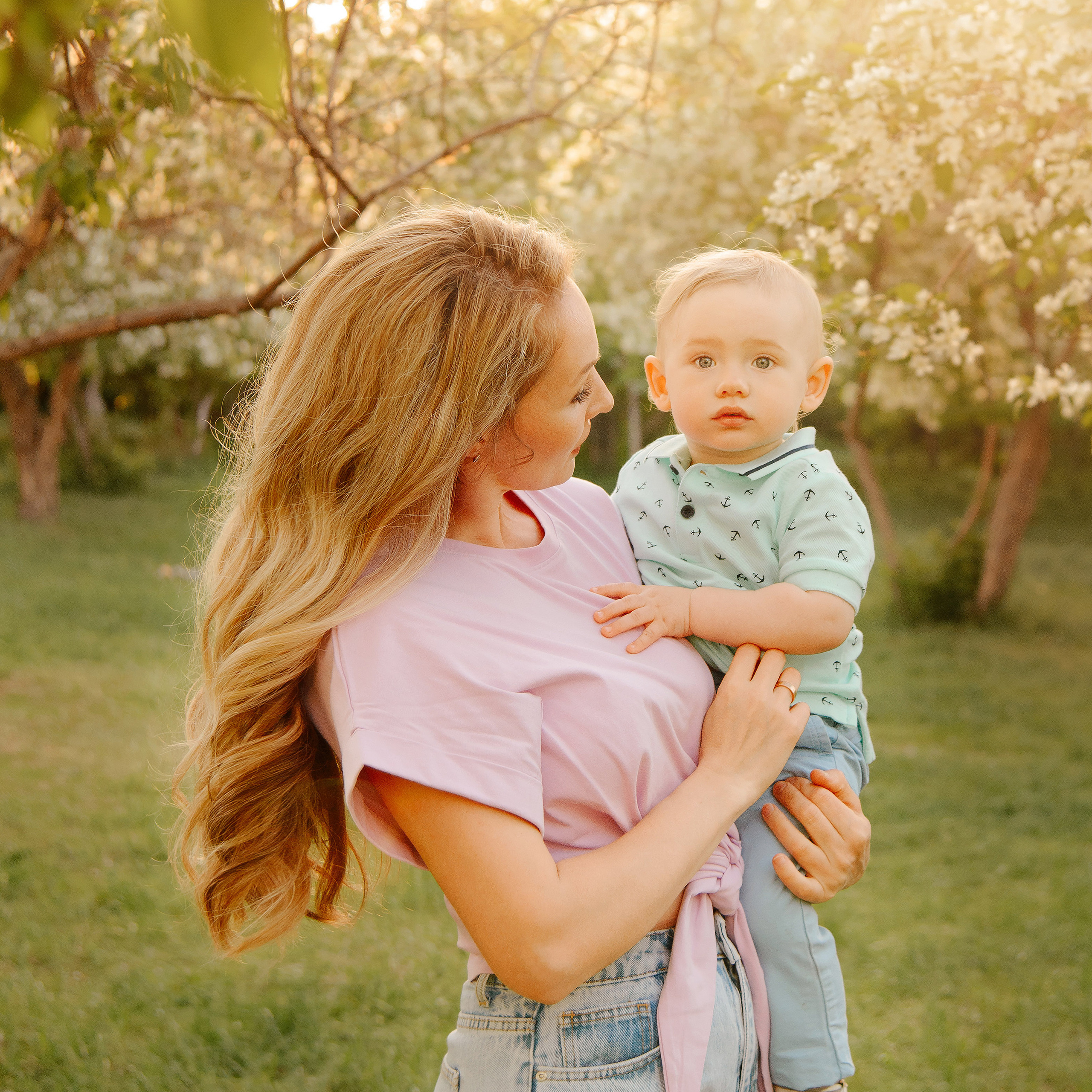 Семейная фотосессия в яблоневом саду
