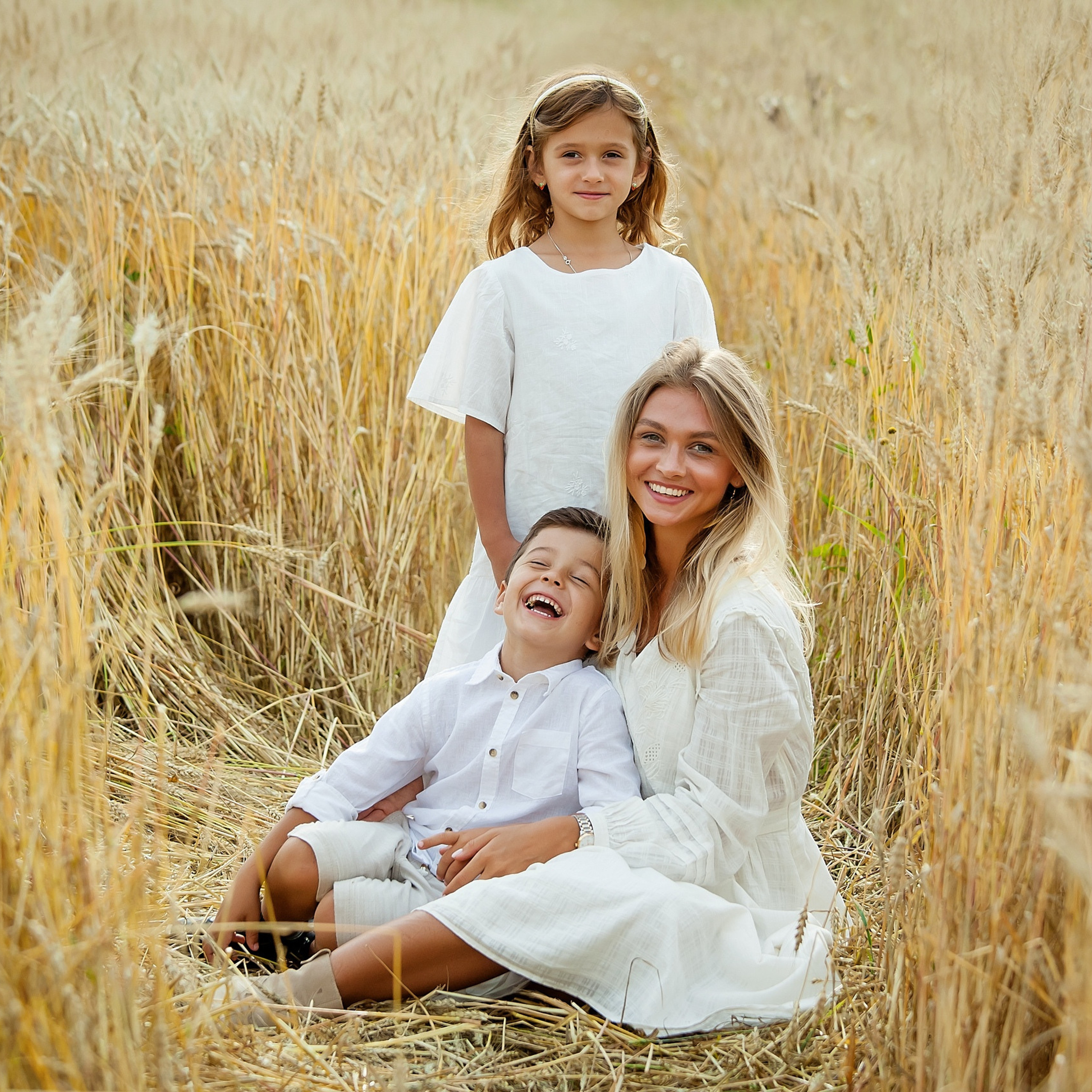 Семейная съёмка в полях.