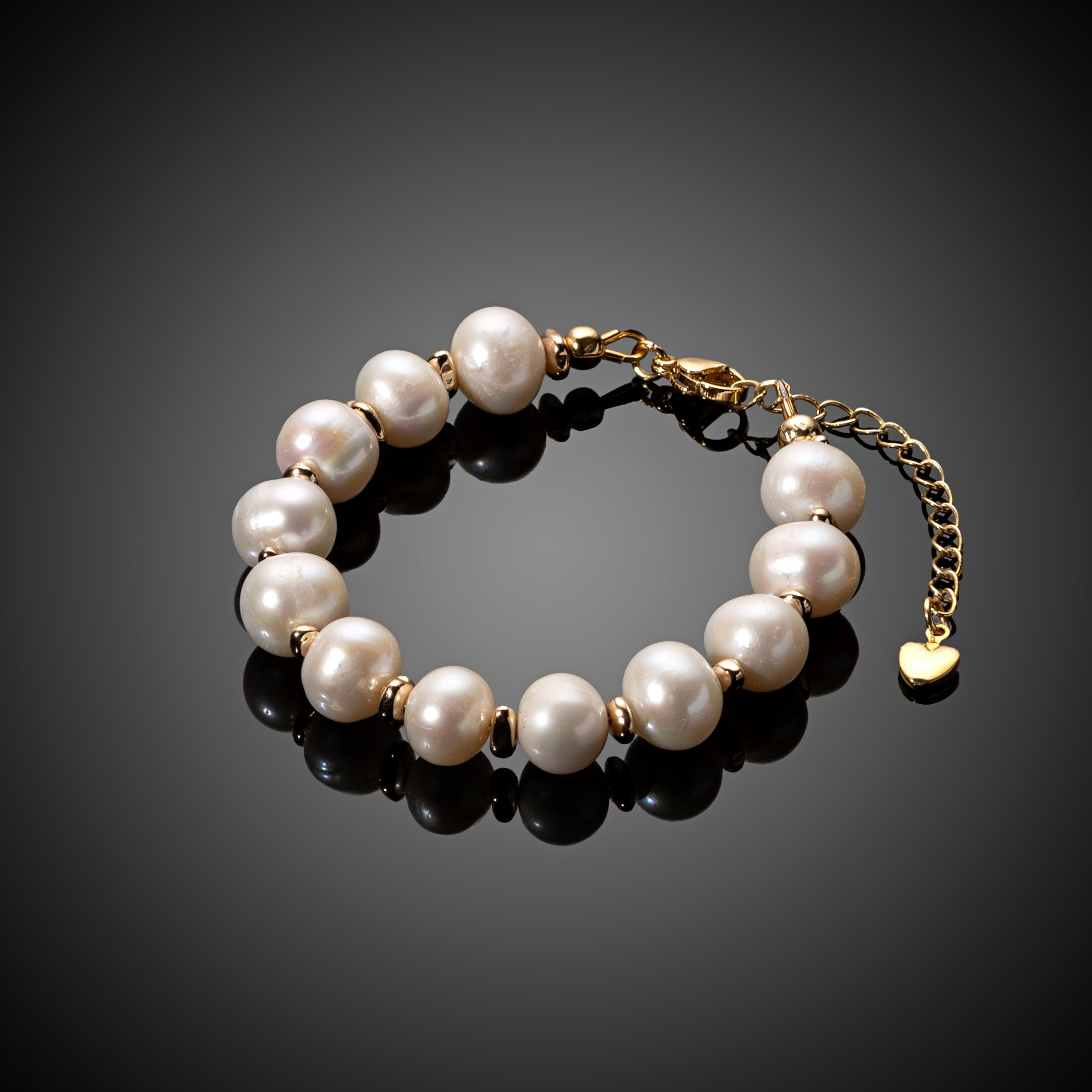 Черный фон зеркальный. Предметный фотограф Анна Чепа