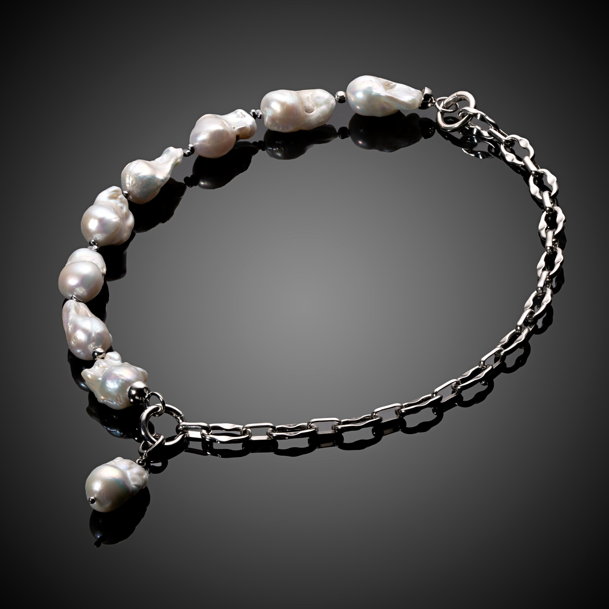 Черный фон зеркальный. Предметный фотограф Анна Чепа