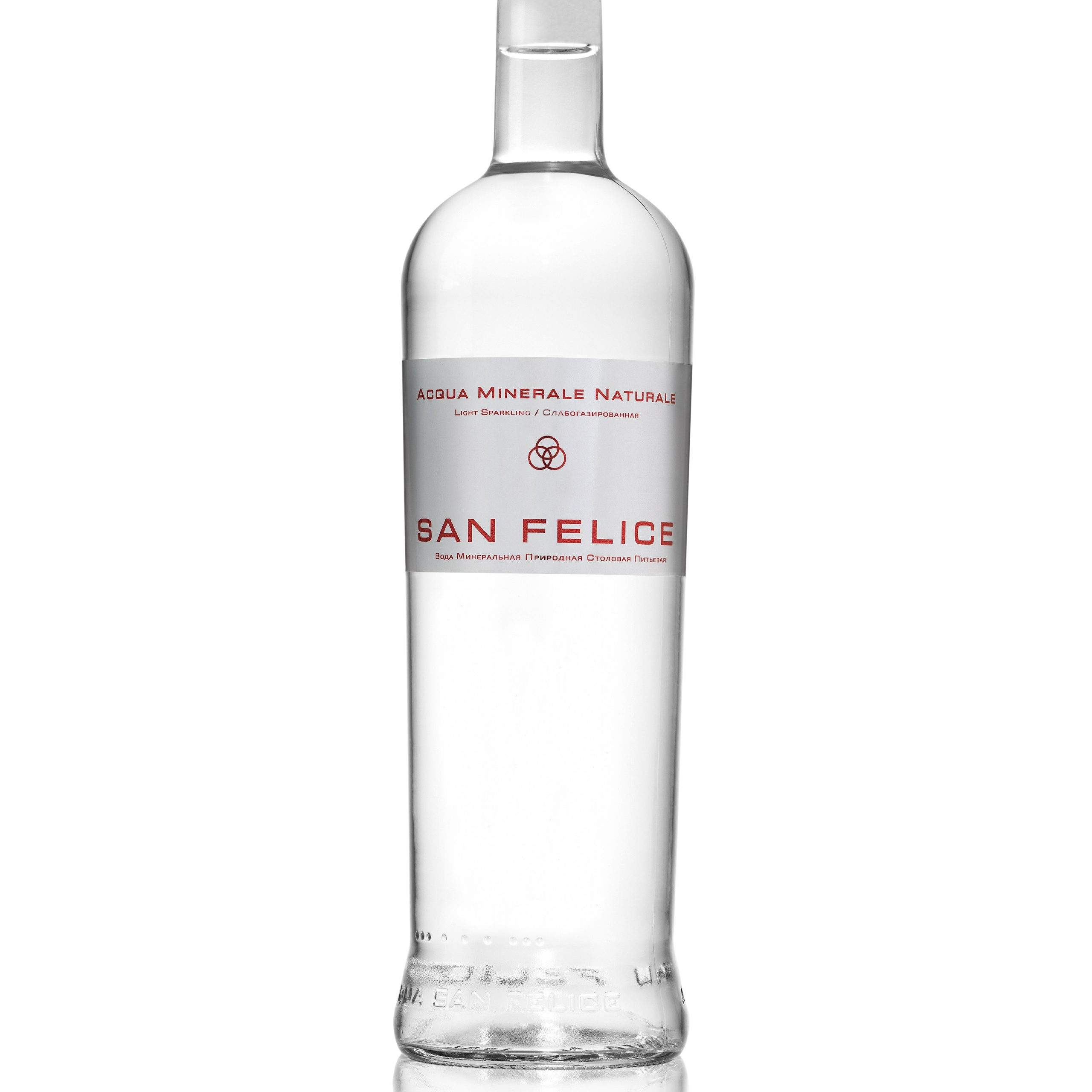 Качественная предметная фотосъемка для каталога на белом фоне стеклянная бутылка с минеральной водой