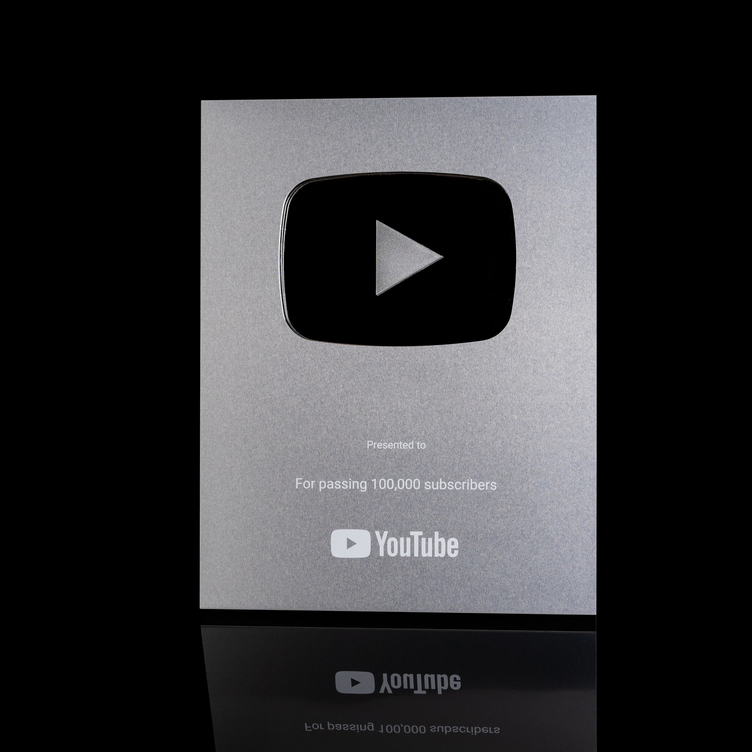 Черный фон зеркальный. Предметный фотограф Анна Чепа