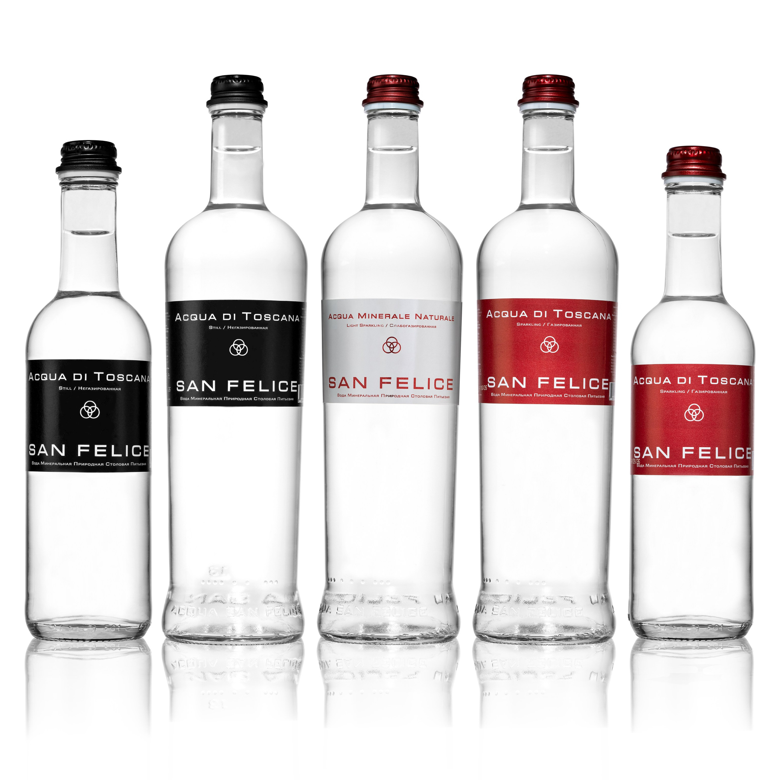 Качественная предметная фотосъемка для каталога на белом фоне стеклянная бутылка с минеральной водой