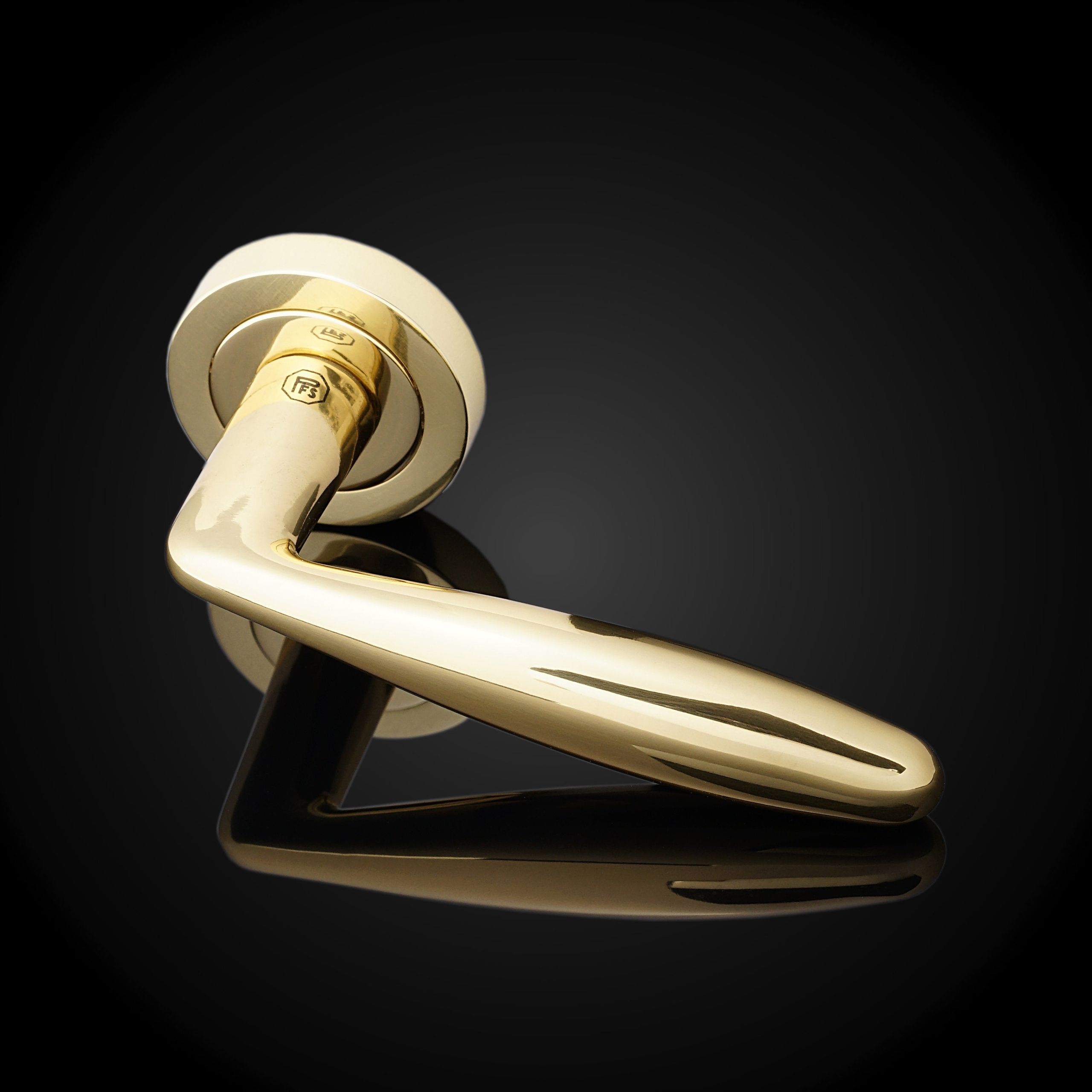 Черный фон зеркальный. Предметный фотограф Анна Чепа