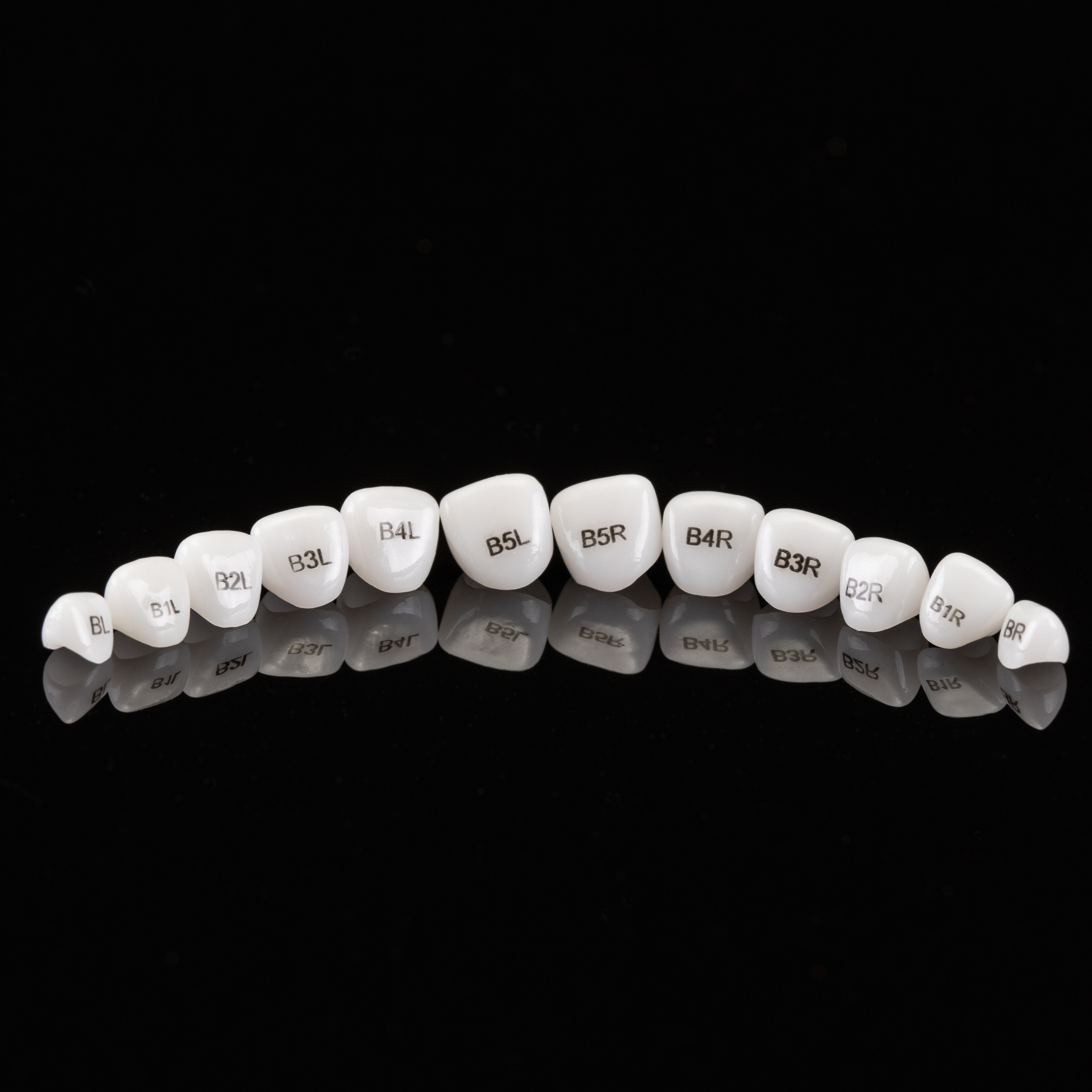 Черный фон зеркальный. Предметный фотограф Анна Чепа