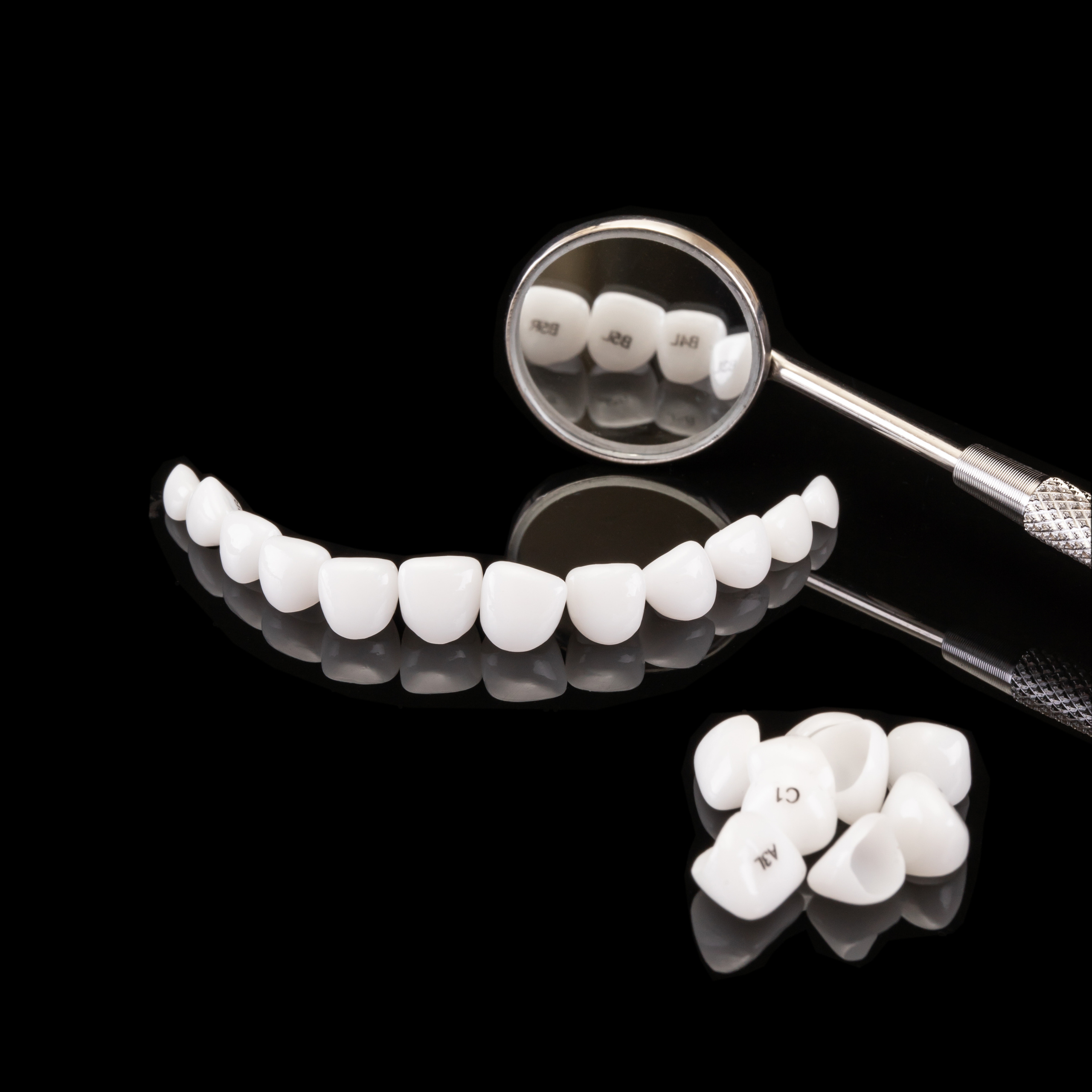 Черный фон зеркальный. Предметный фотограф Анна Чепа