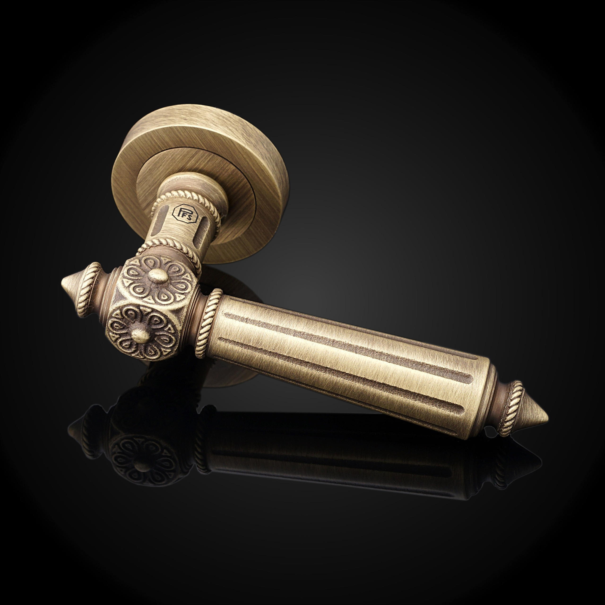 Черный фон зеркальный. Предметный фотограф Анна Чепа