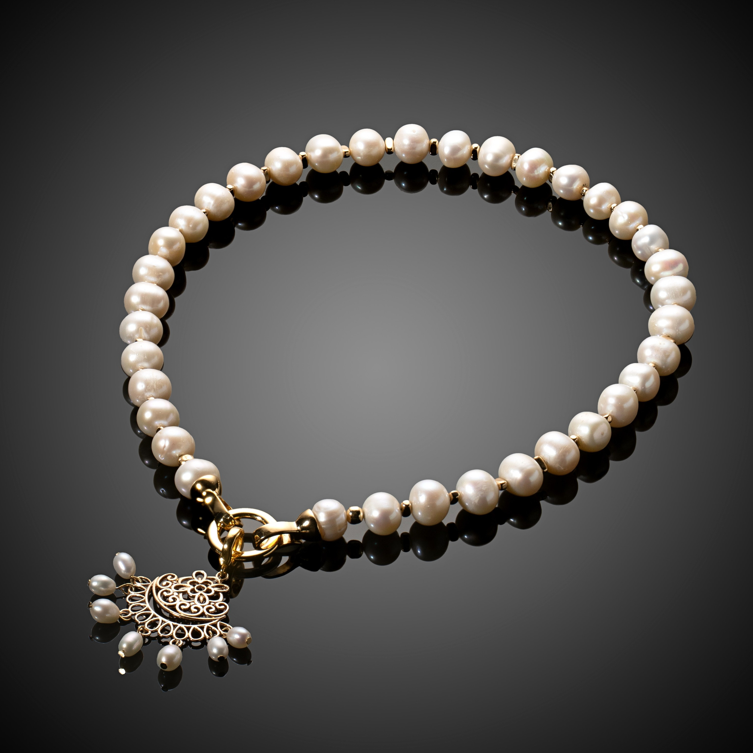 Черный фон зеркальный. Предметный фотограф Анна Чепа