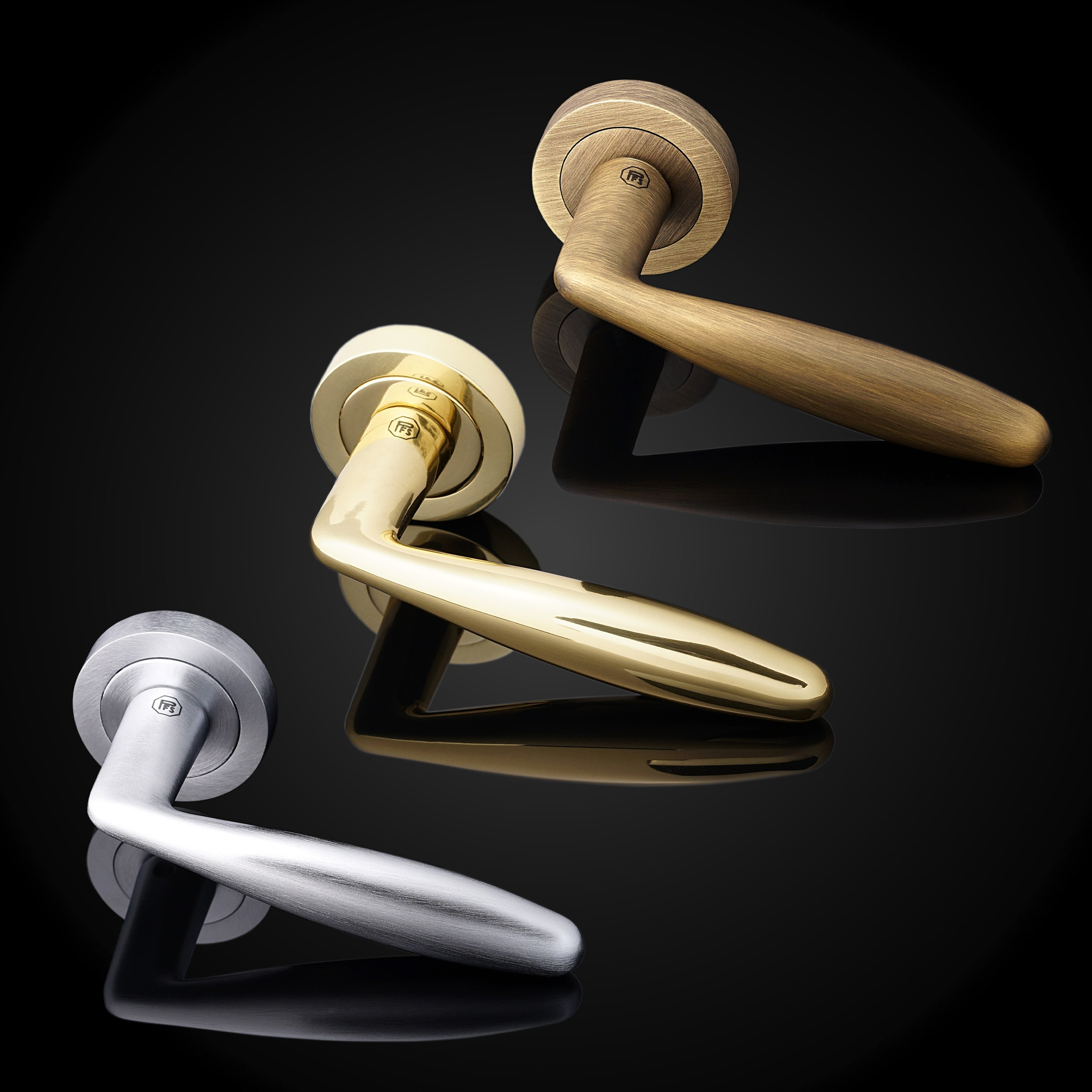 Черный фон зеркальный. Предметный фотограф Анна Чепа