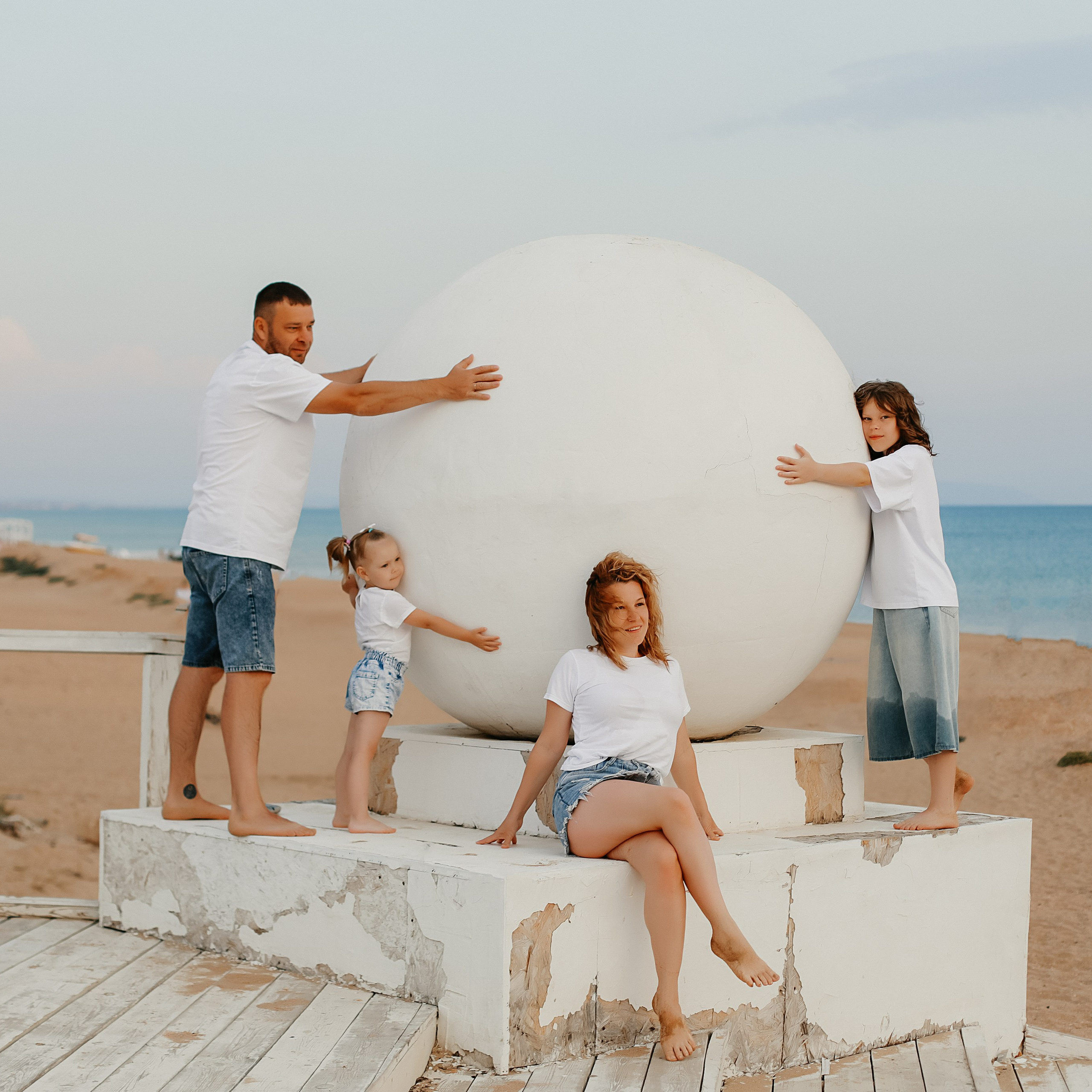 Выездная семейная фотосессия у моря