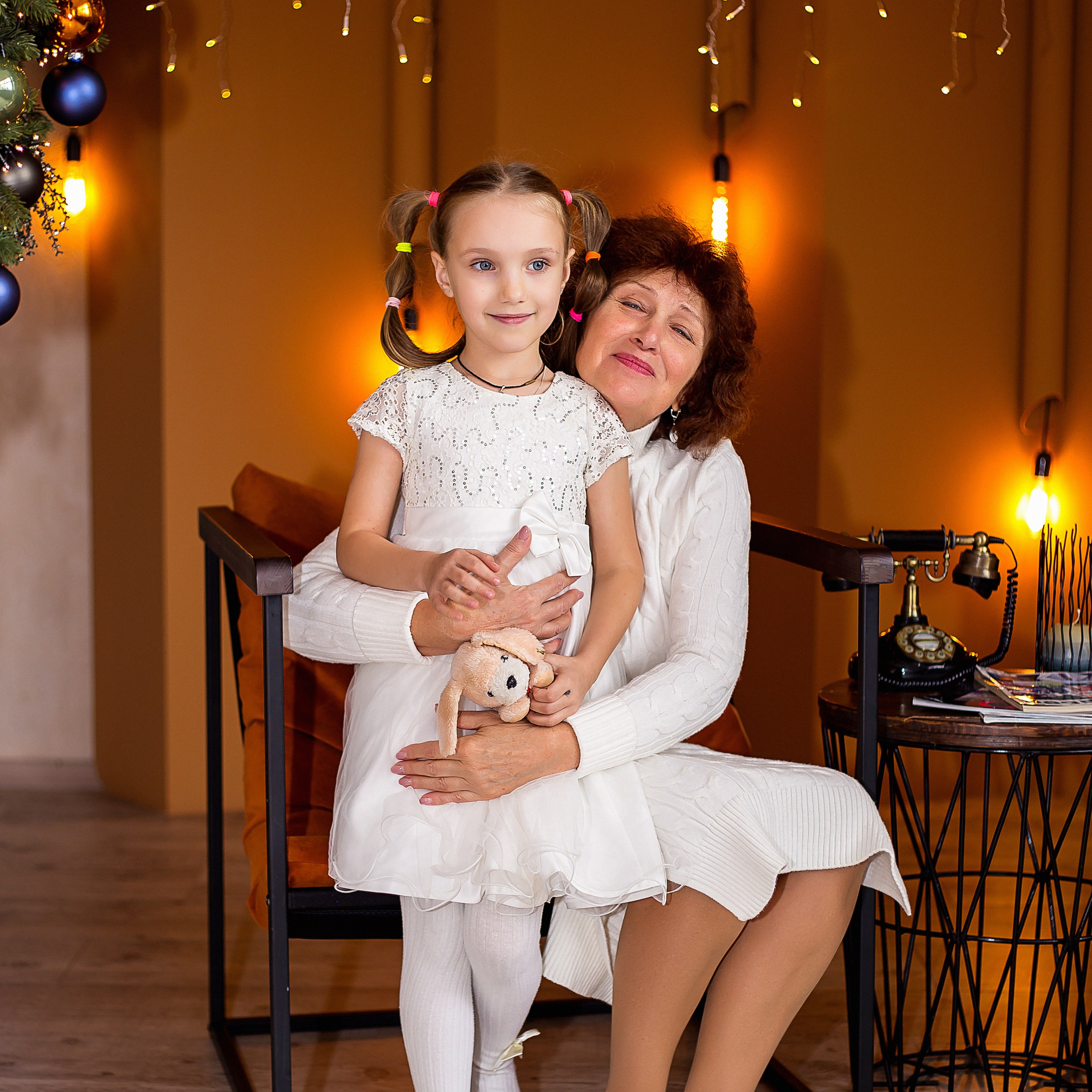 Бабушка с внучкой.