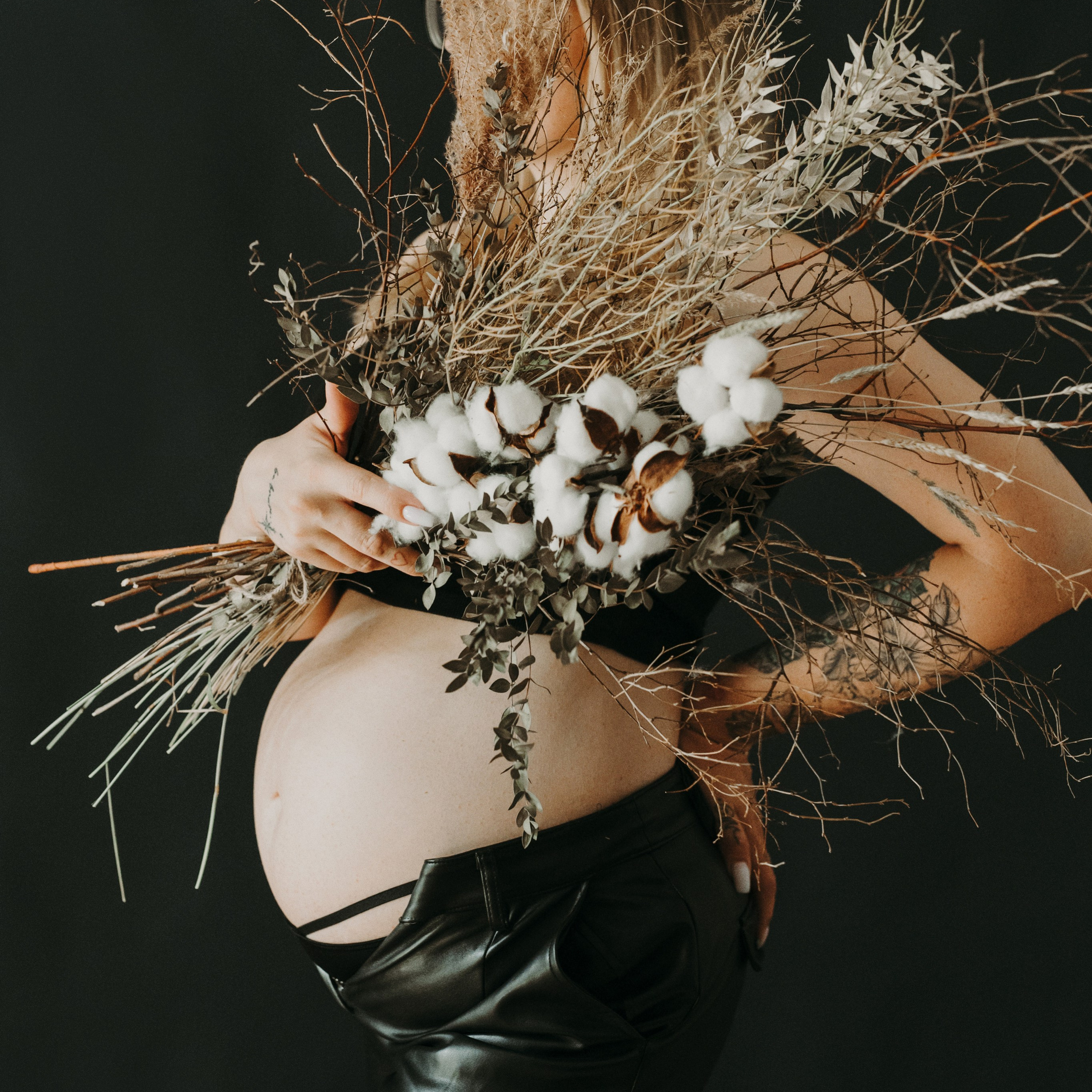 На черном фоне