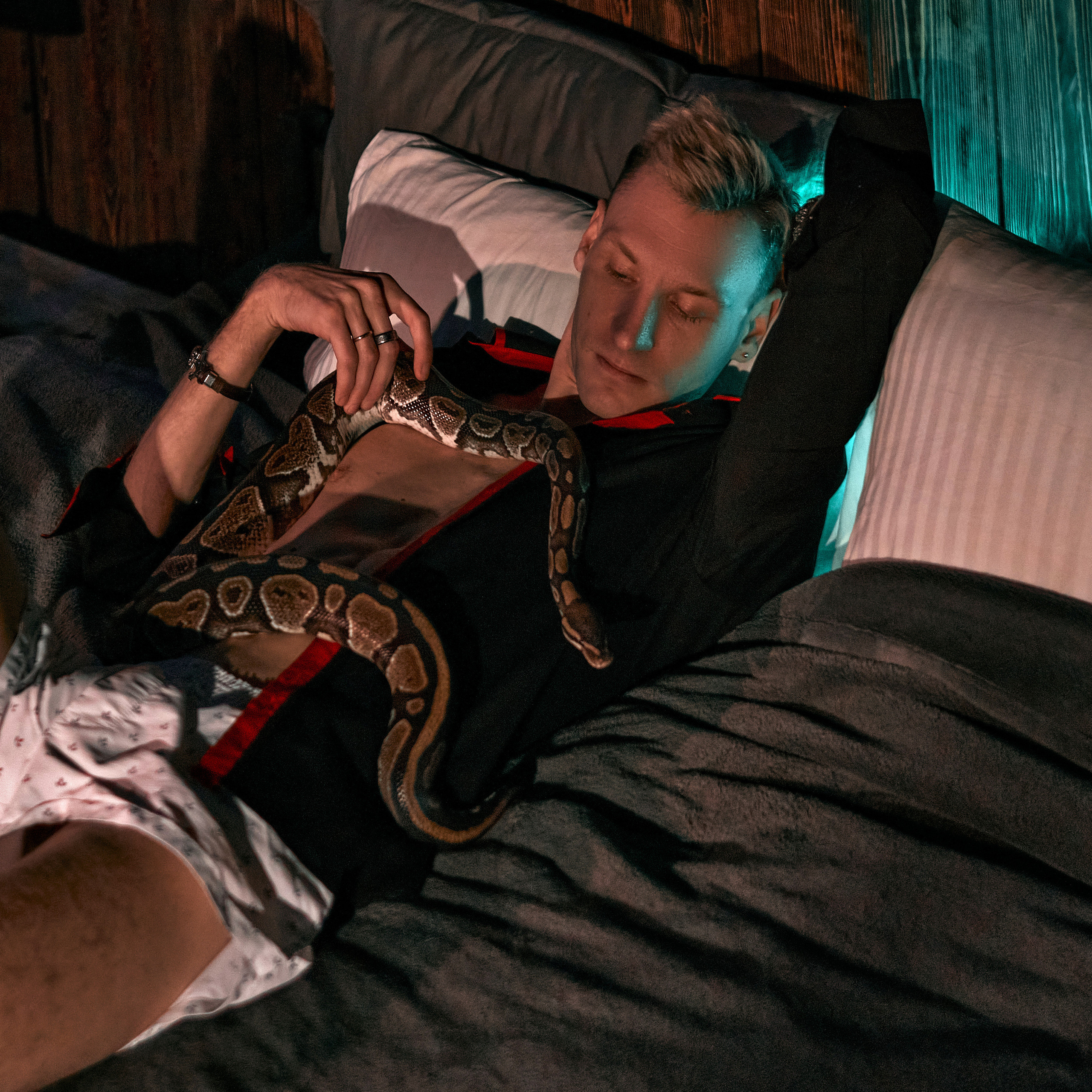 Денис со змеей. Андрей Дудкин. Контент фотограф в Москве