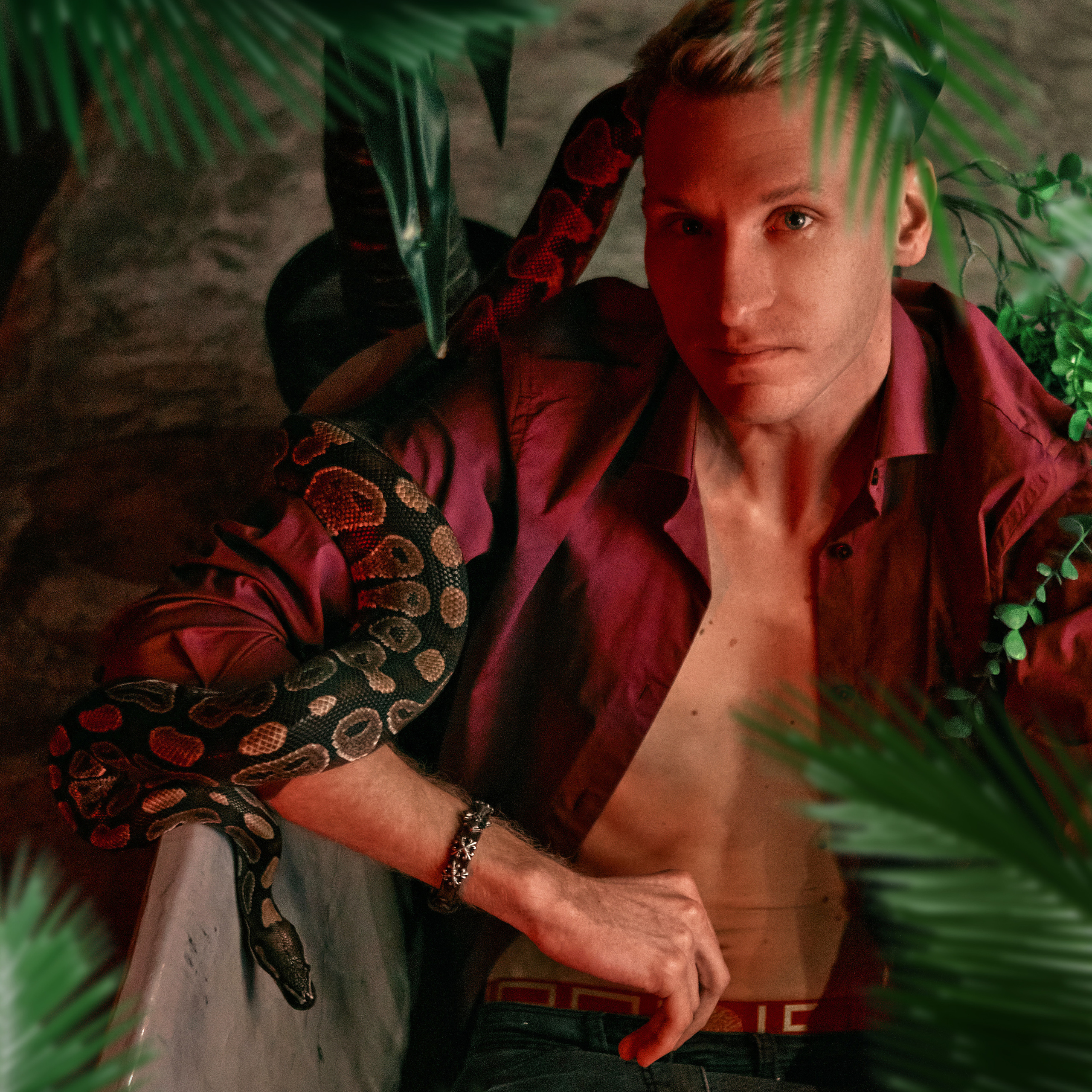 Денис со змеей. Андрей Дудкин. Контент фотограф в Москве