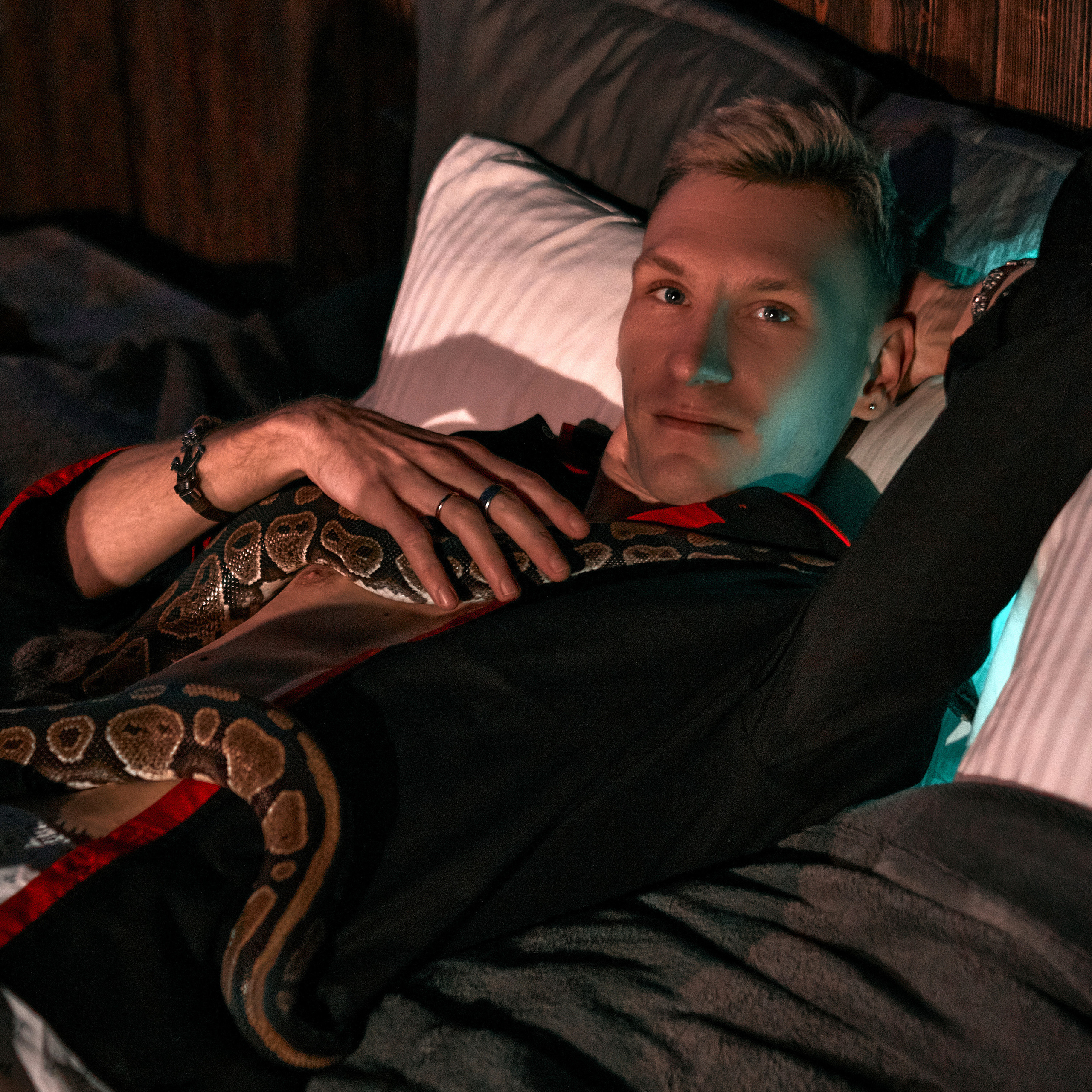 Денис со змеей. Андрей Дудкин. Контент фотограф в Москве
