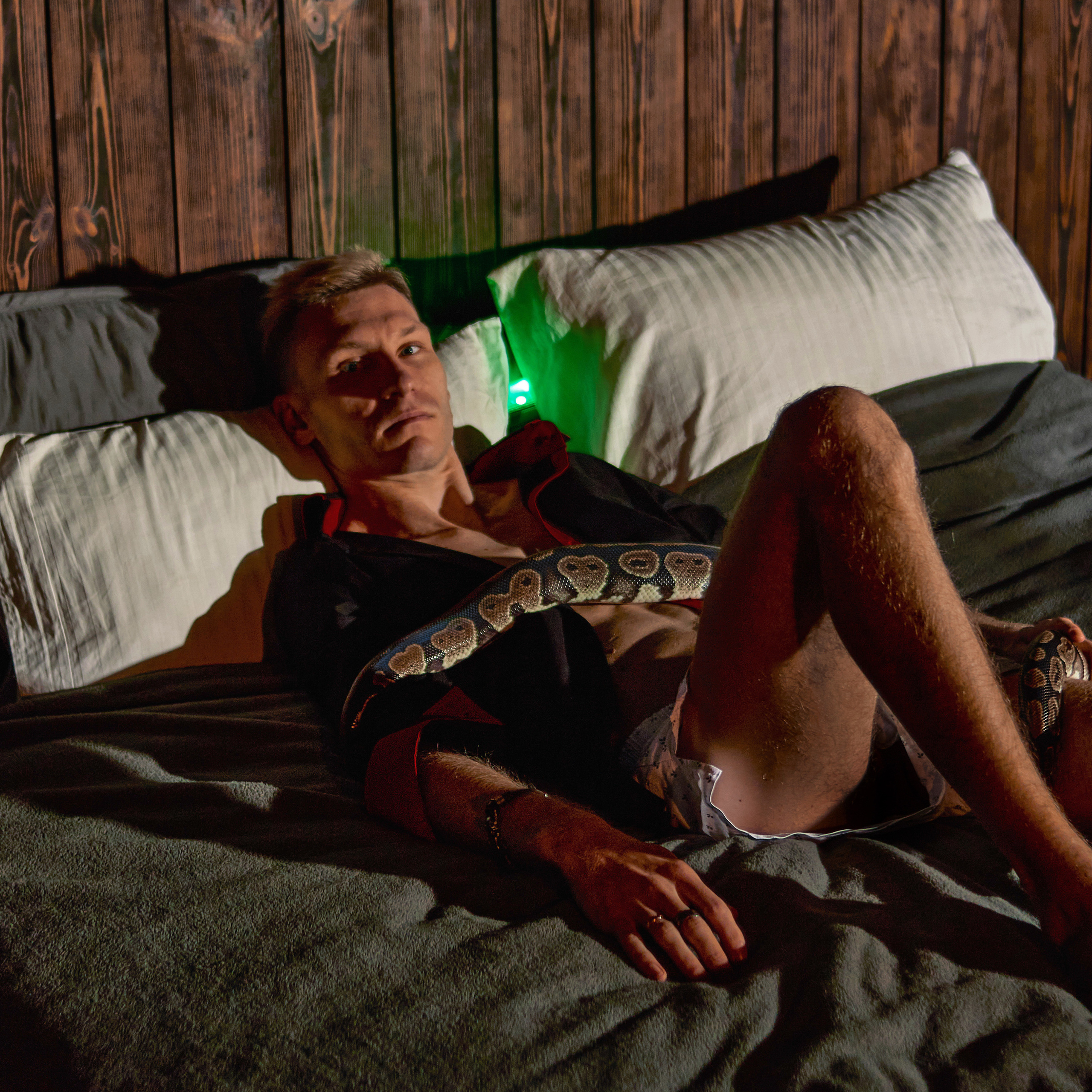 Денис со змеей. Андрей Дудкин. Контент фотограф в Москве