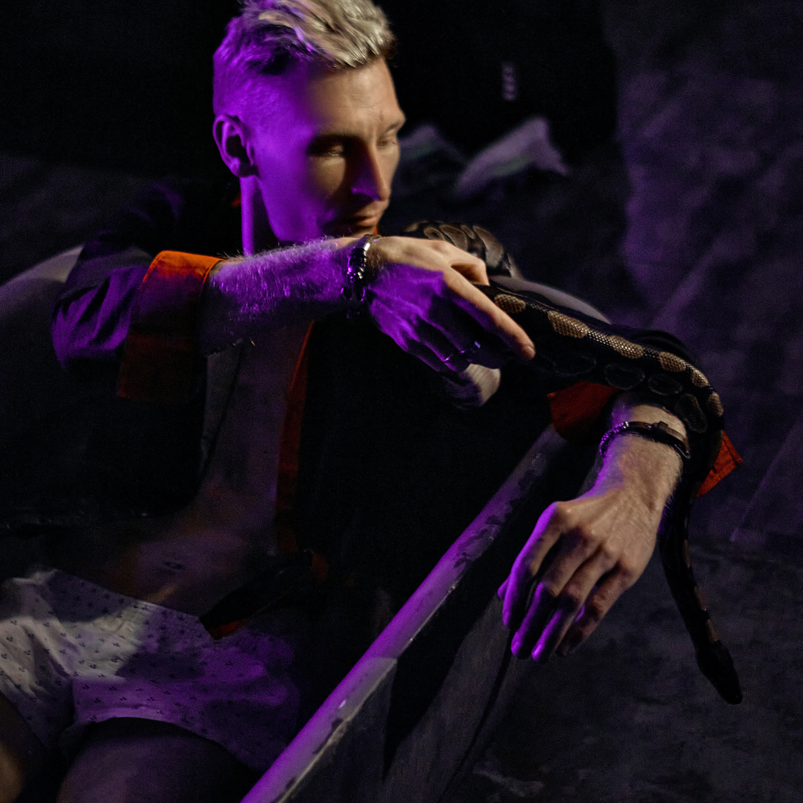 Денис со змеей. Андрей Дудкин. Контент фотограф в Москве