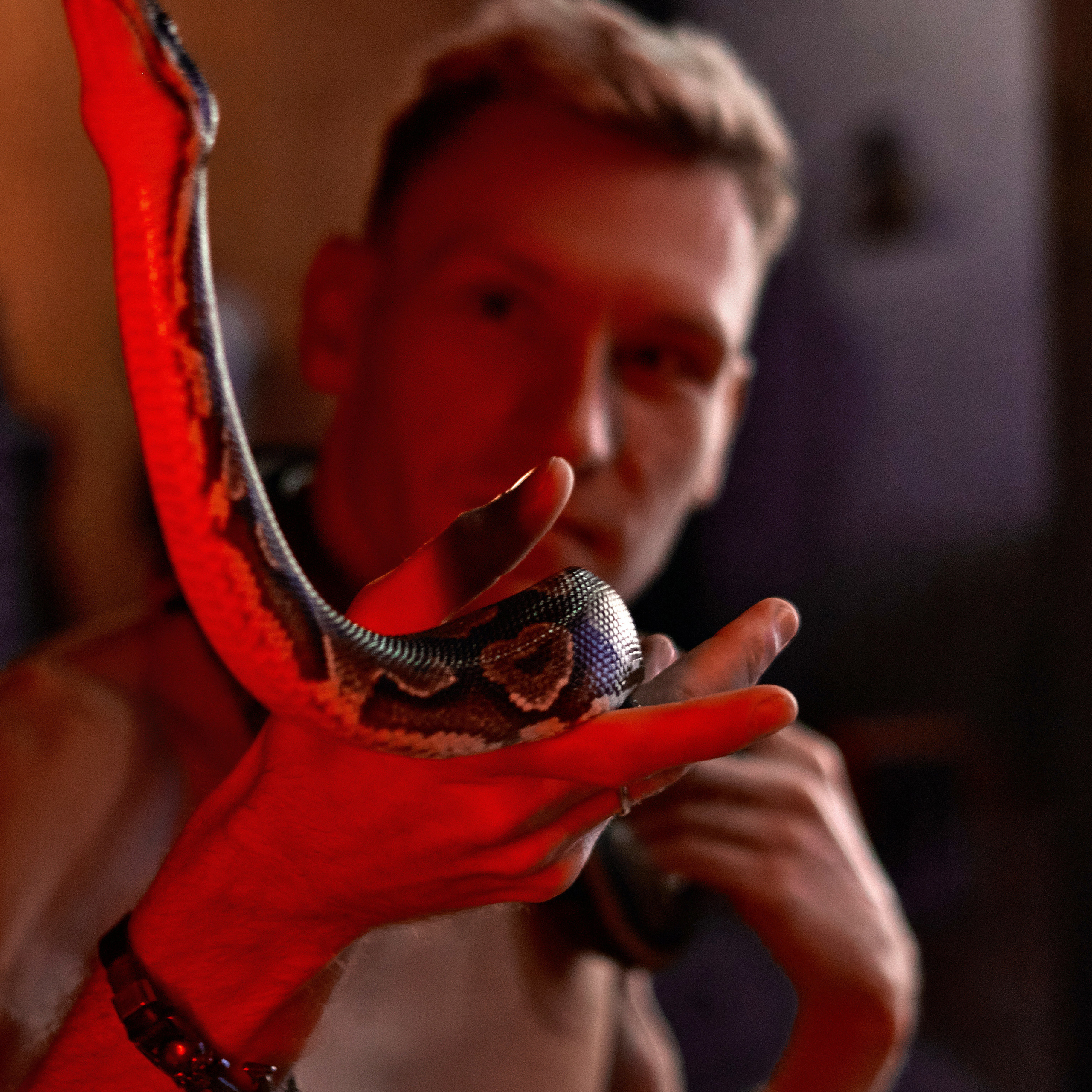 Денис со змеей. Андрей Дудкин. Контент фотограф в Москве