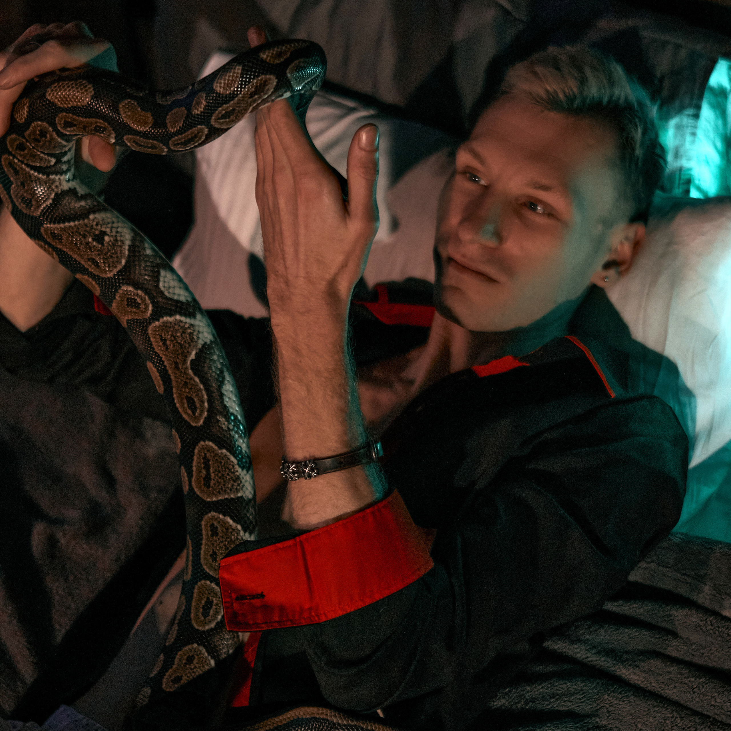 Денис со змеей. Андрей Дудкин. Контент фотограф в Москве