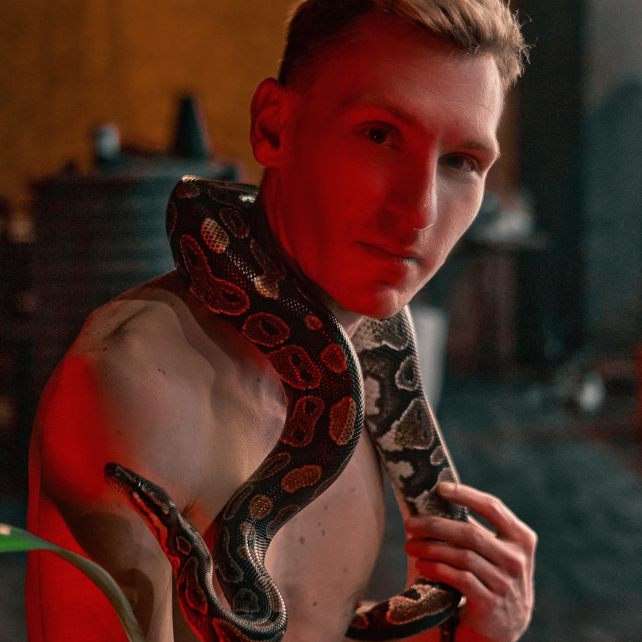 Денис со змеей. Андрей Дудкин. Контент фотограф в Москве