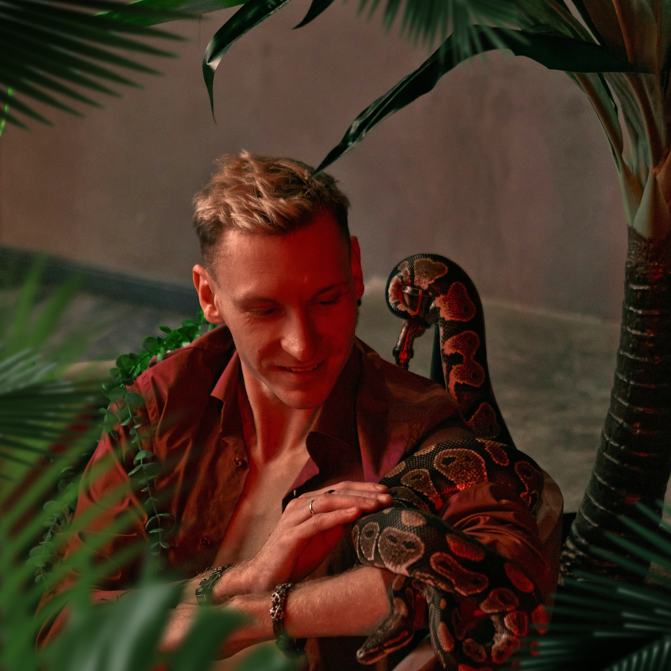 Денис со змеей. Андрей Дудкин. Контент фотограф в Москве