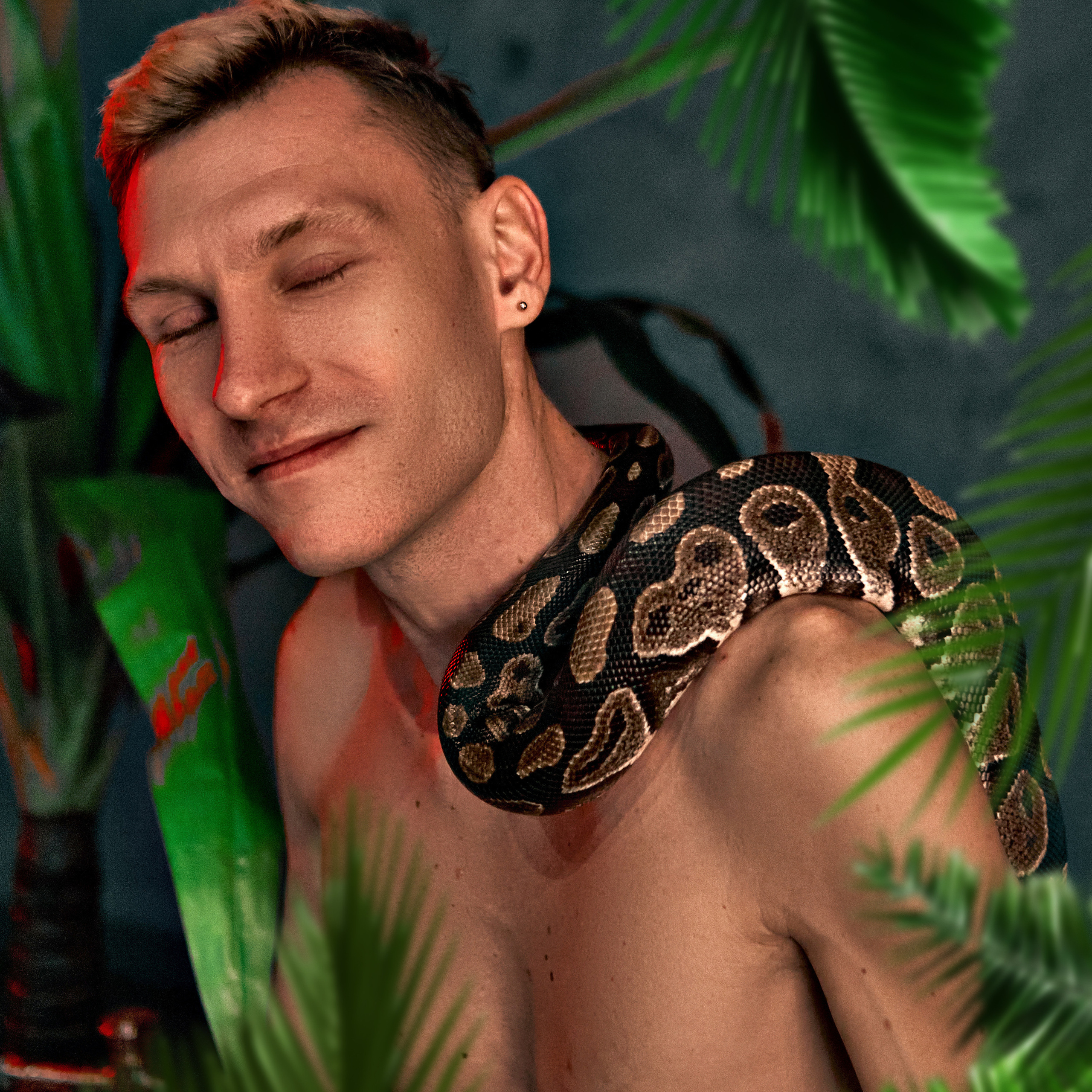 Денис со змеей