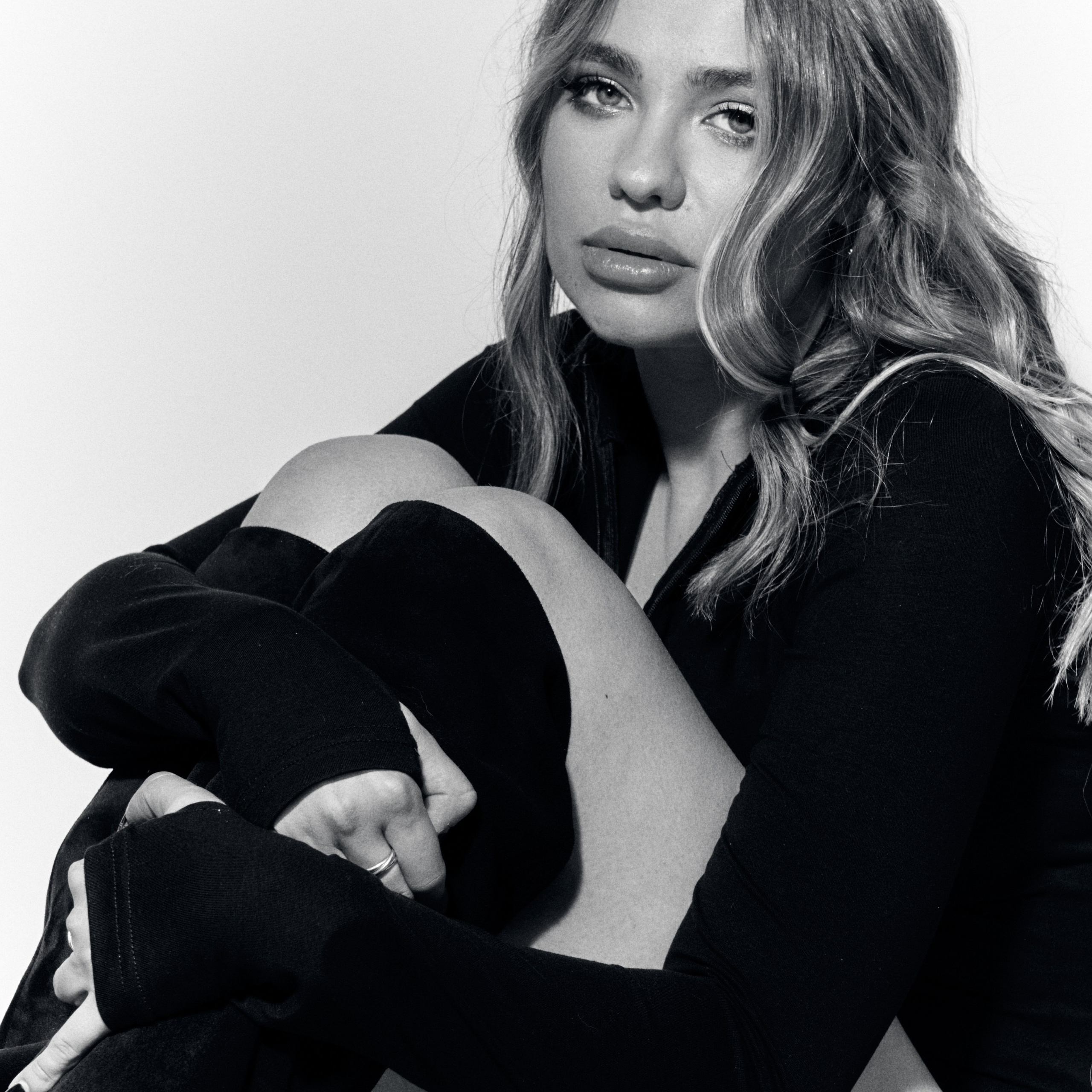 Мила х На белом. Андрей Дудкин. Контент фотограф в Москве