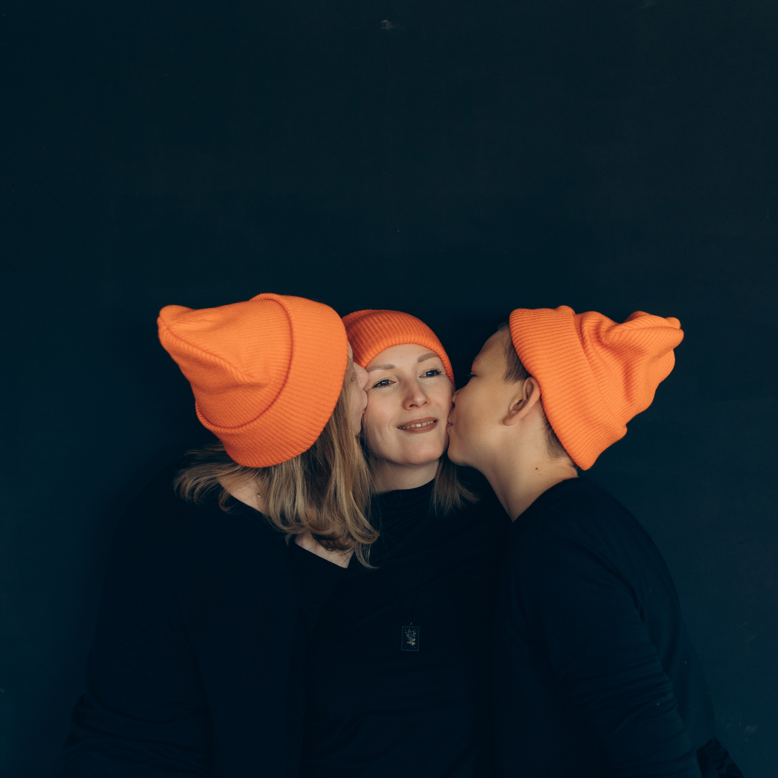 Оранжевые шапки