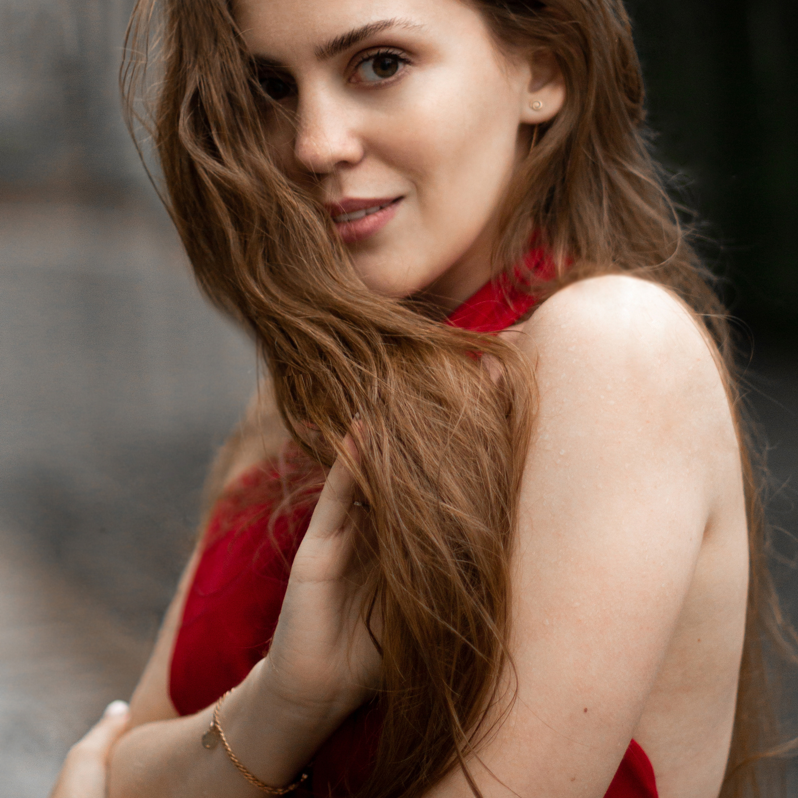 Полина под дождем