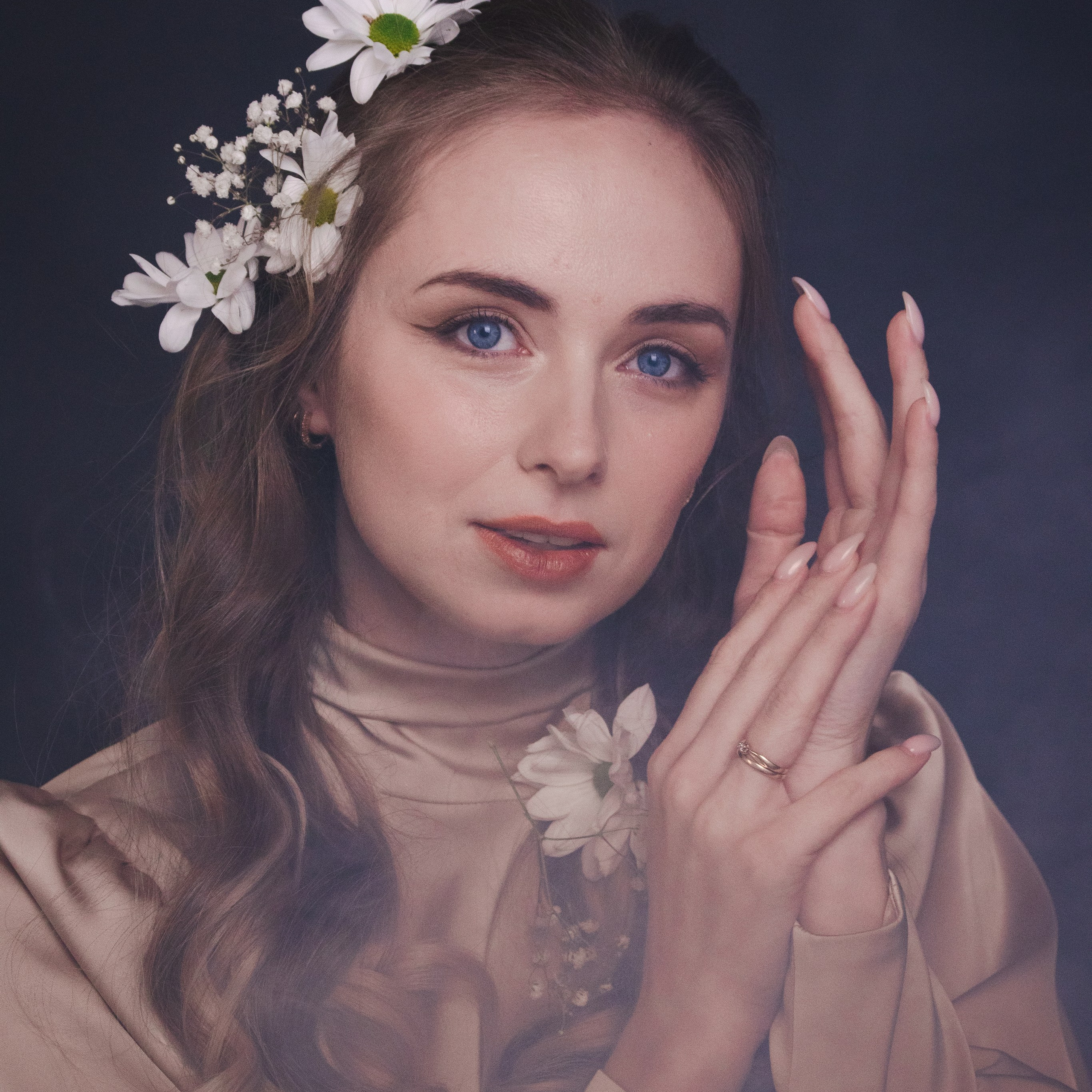 Портретные съемки с цветами. Съемка в студии.