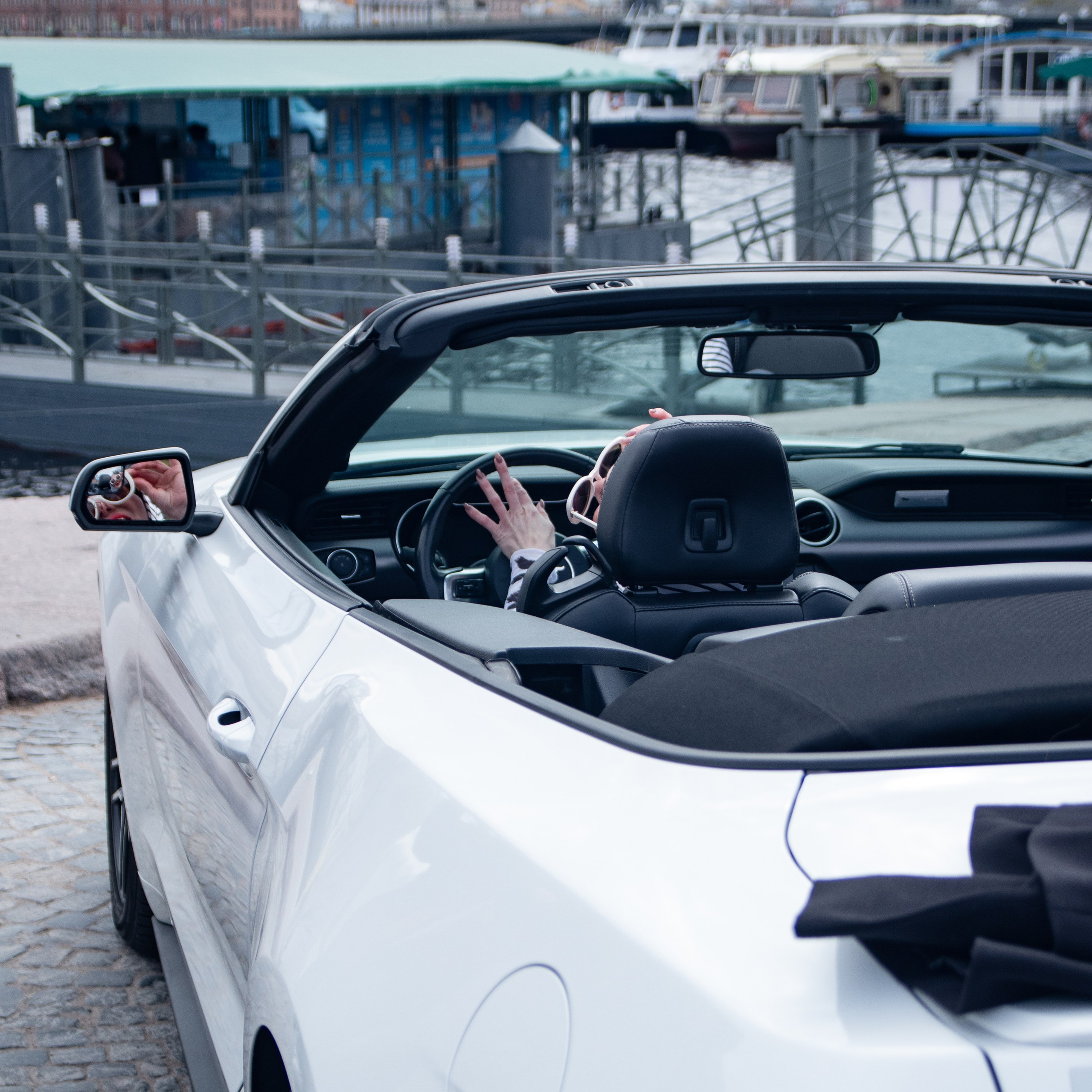 Кабриолет в городе. Прогулочная фотосессия