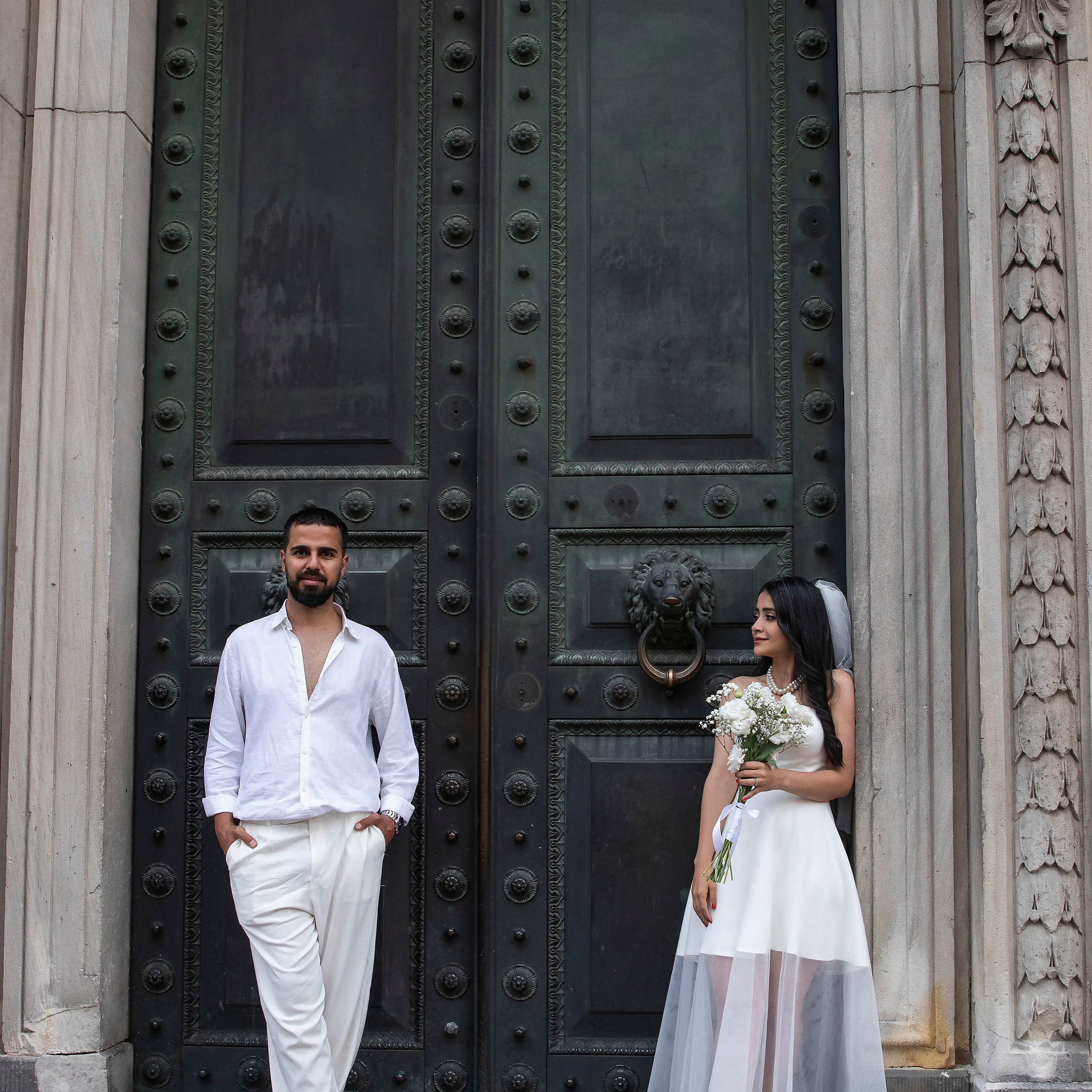 Свадебная прогулка Иранской пары по городу