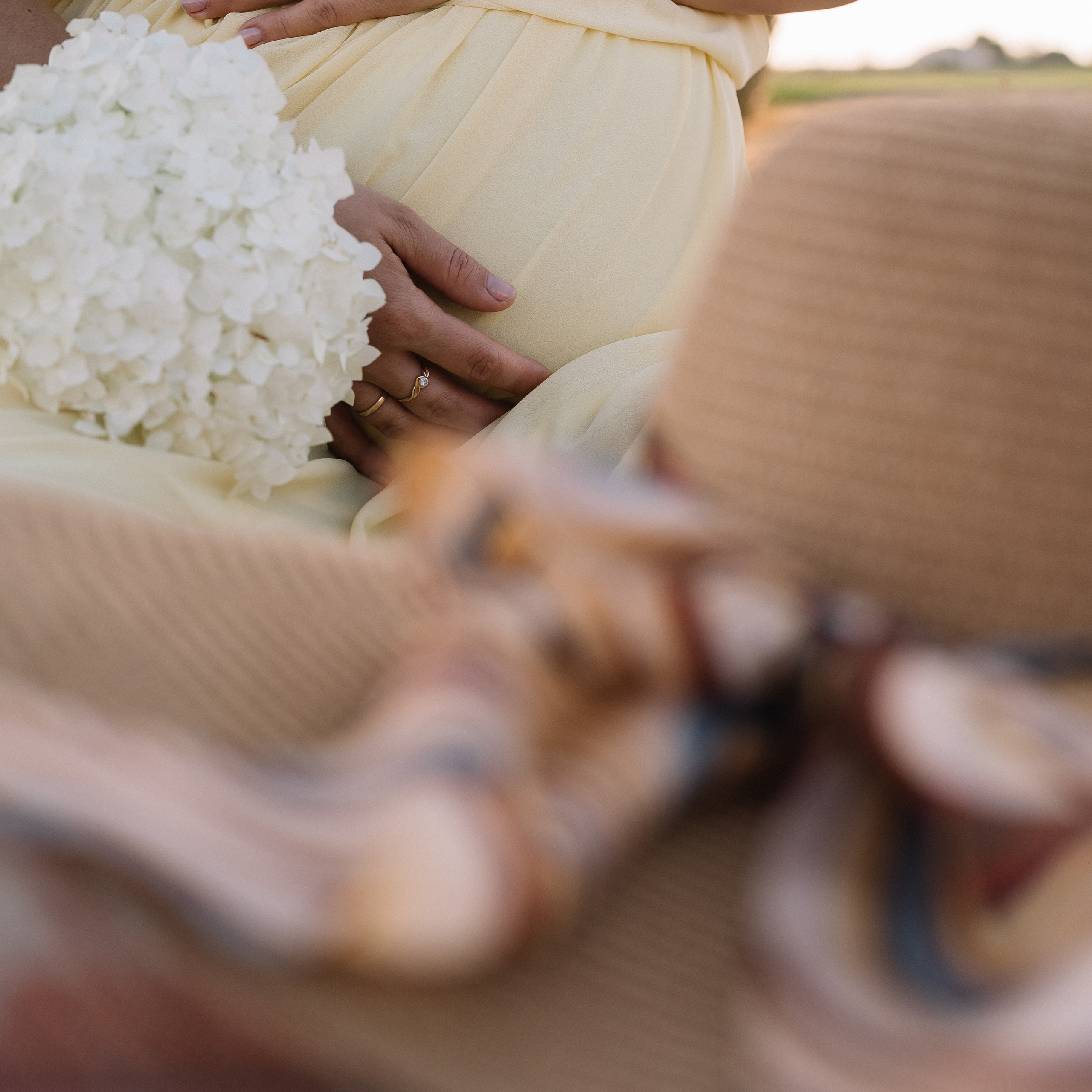 Таня — в ожидании чуда. На закате в поле