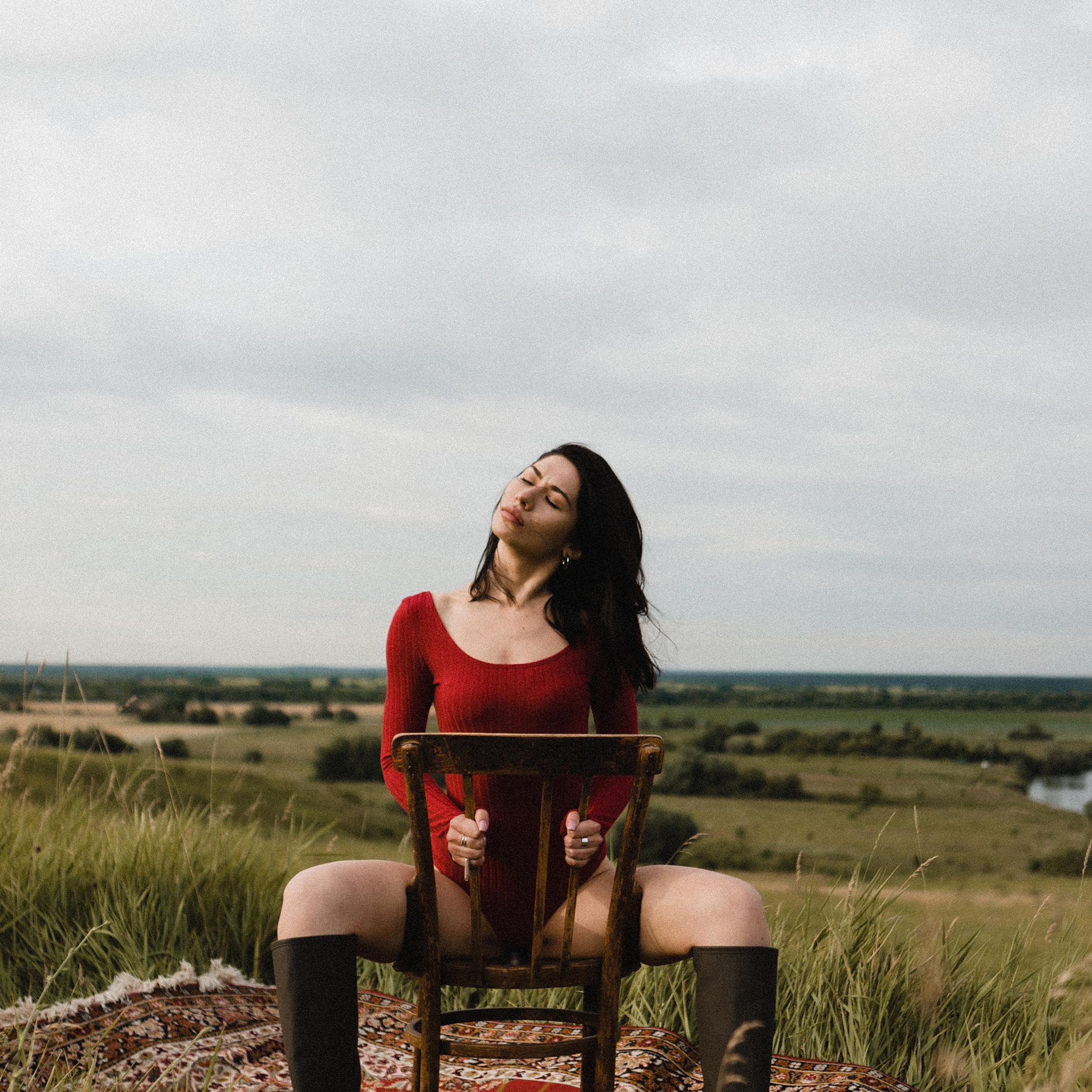 Ковер. Лето. Девушка