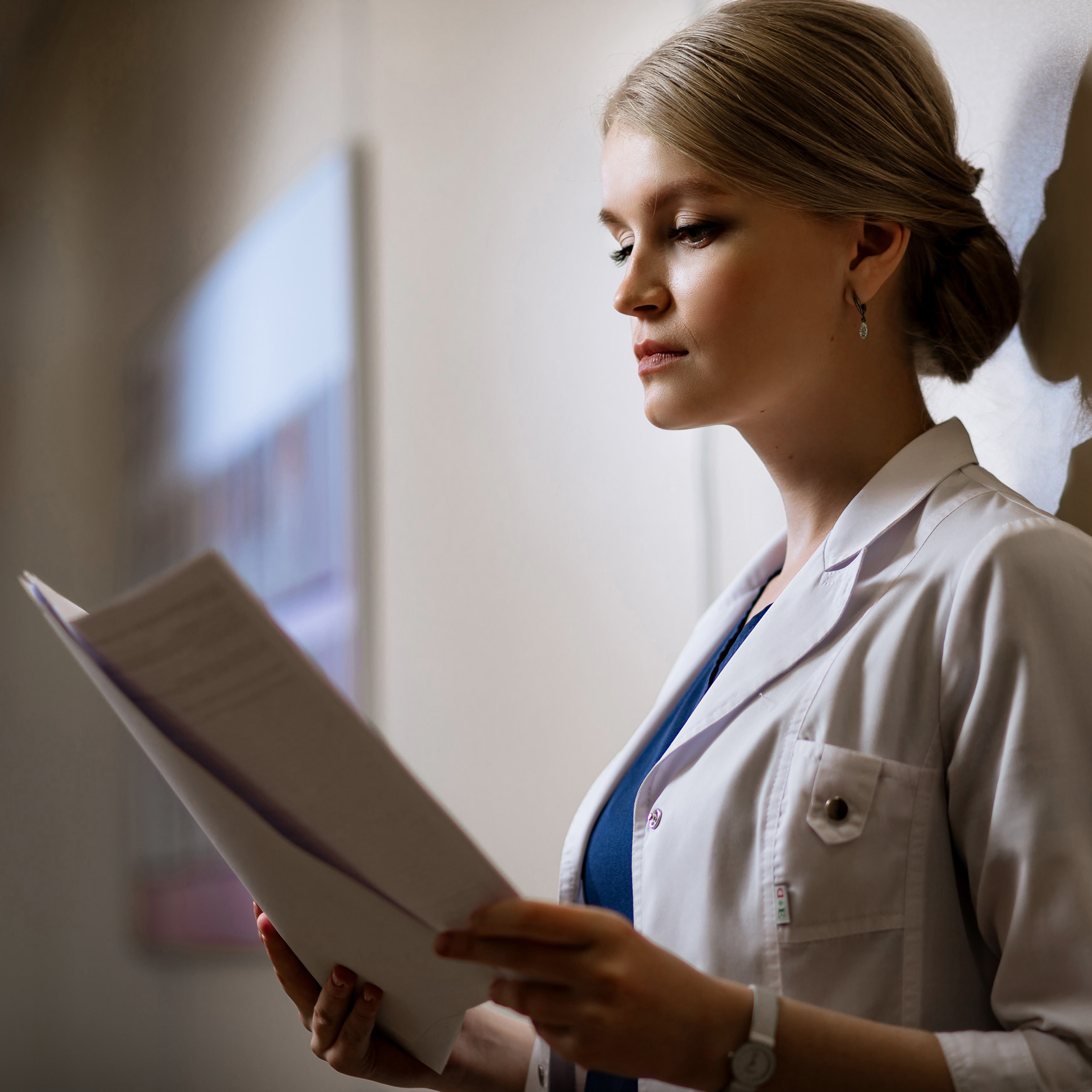 Врач за работой в кабинете, фотограф Ксения Сытина